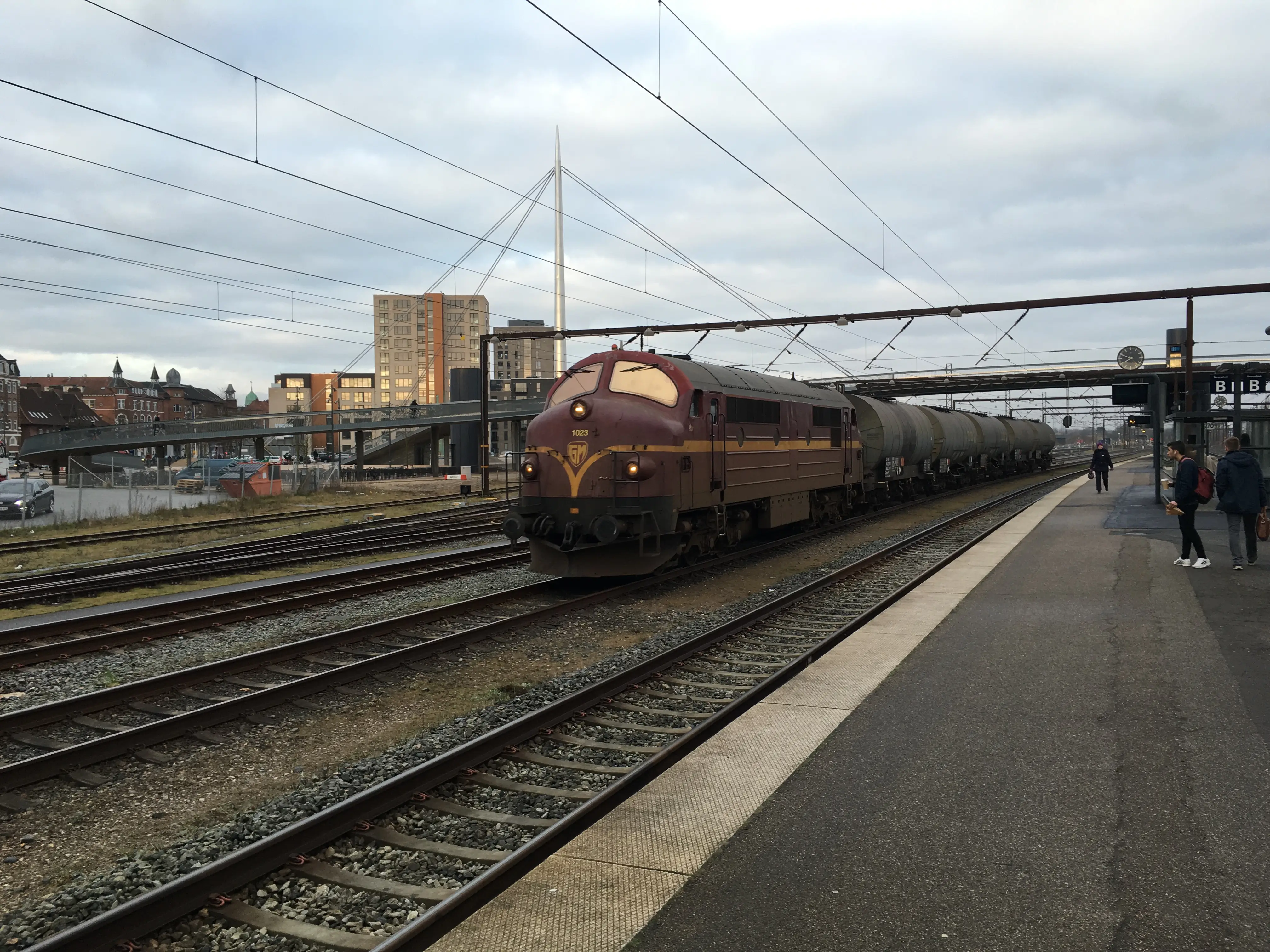 Billede af CFLCD MX 1023, tidligere DSB MX 1023 fotograferet ud for Odense Banegård Center. Billede af CFLCD MX 1023, tidligere DSB MX 1023 fotograferet ud for Odense Banegård Center.