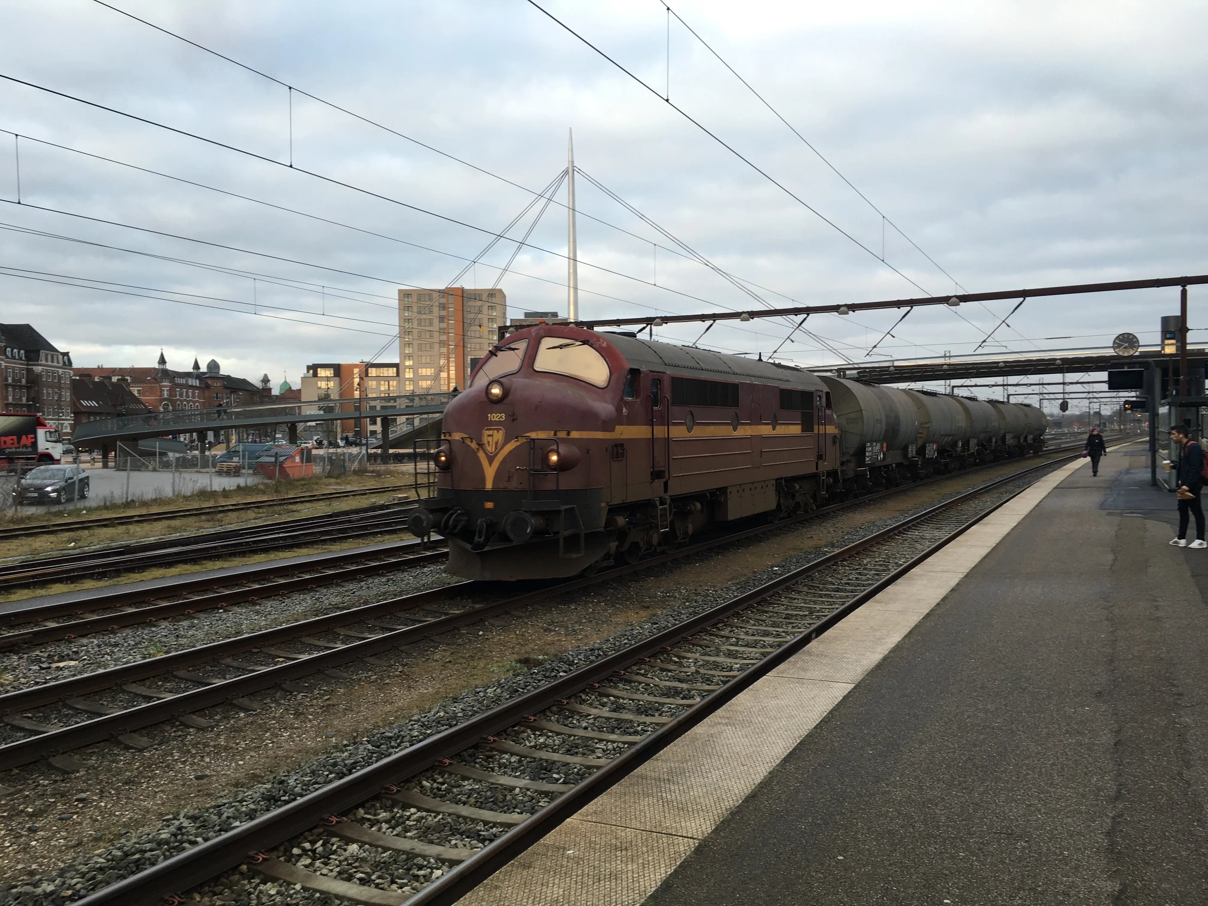 Billede af CFLCD MX 1023, tidligere DSB MX 1023 fotograferet ud for Odense Banegård Center. Billede af CFLCD MX 1023, tidligere DSB MX 1023 fotograferet ud for Odense Banegård Center.