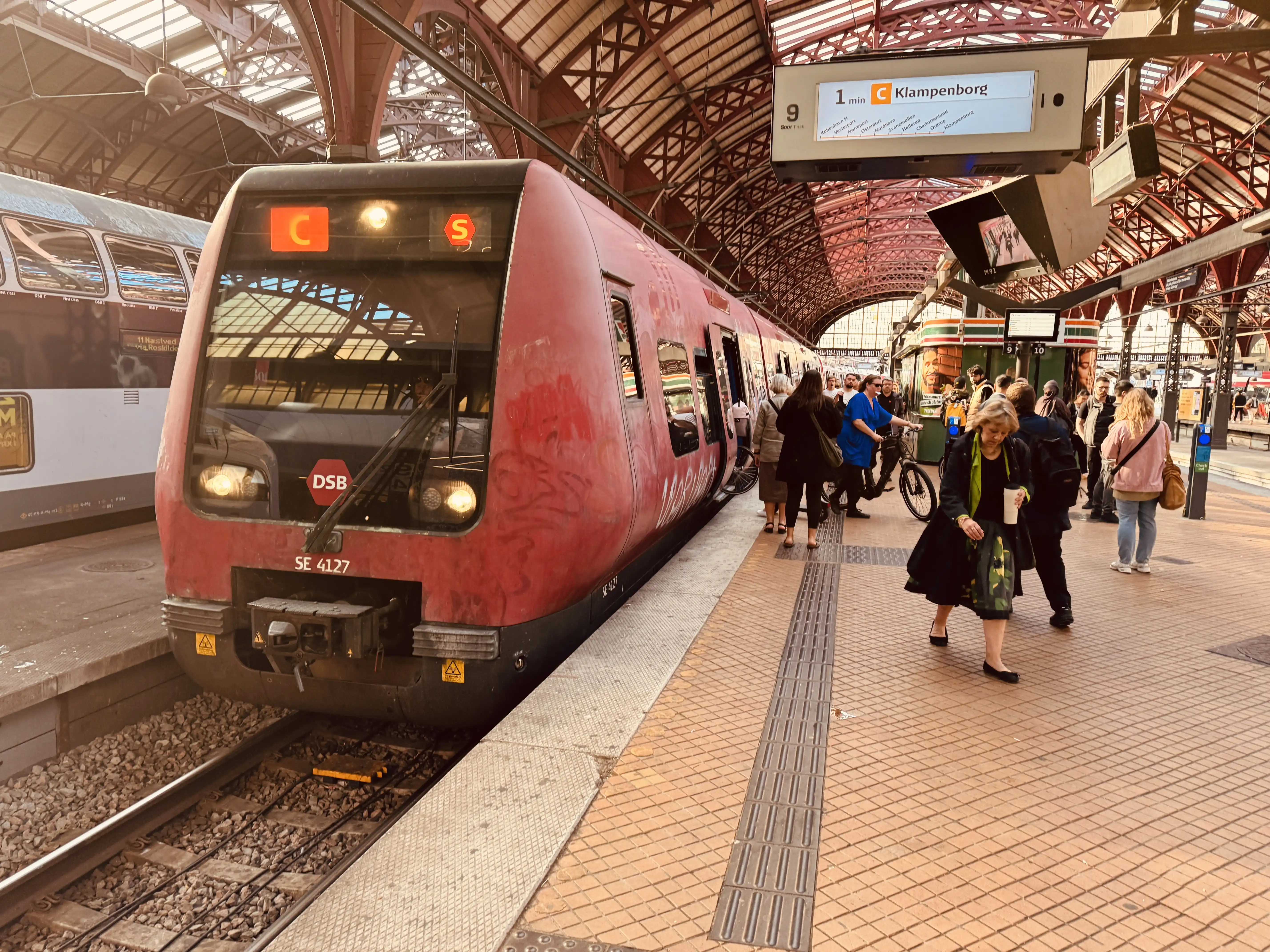 Billede af DSB SE 4127 fotograferet ud for København Hovedbanegård. Billede af DSB SE 4127 fotograferet ud for København Hovedbanegård.