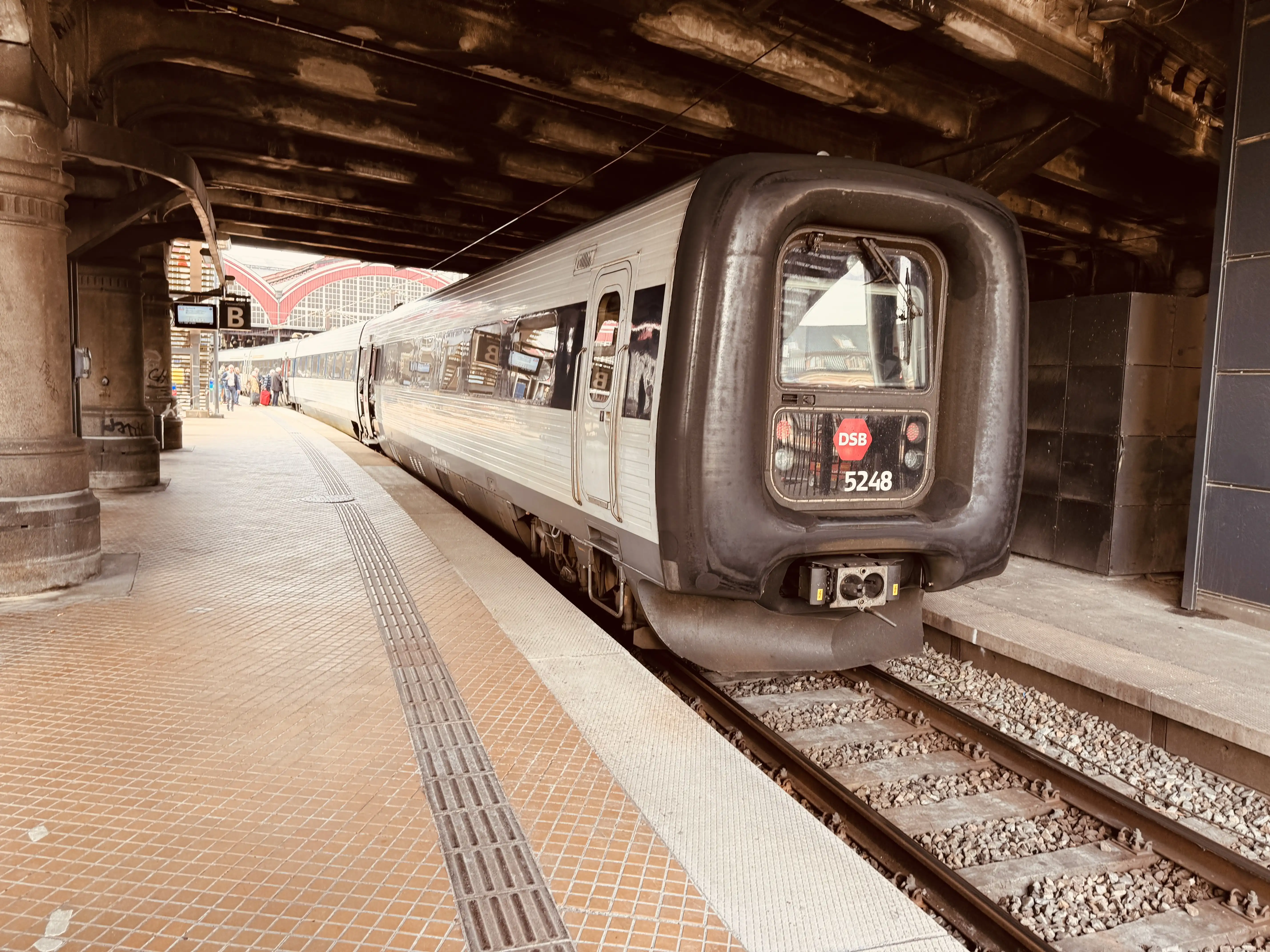 Billede af DSB MF 5048 fotograferet ud for København Hovedbanegård.