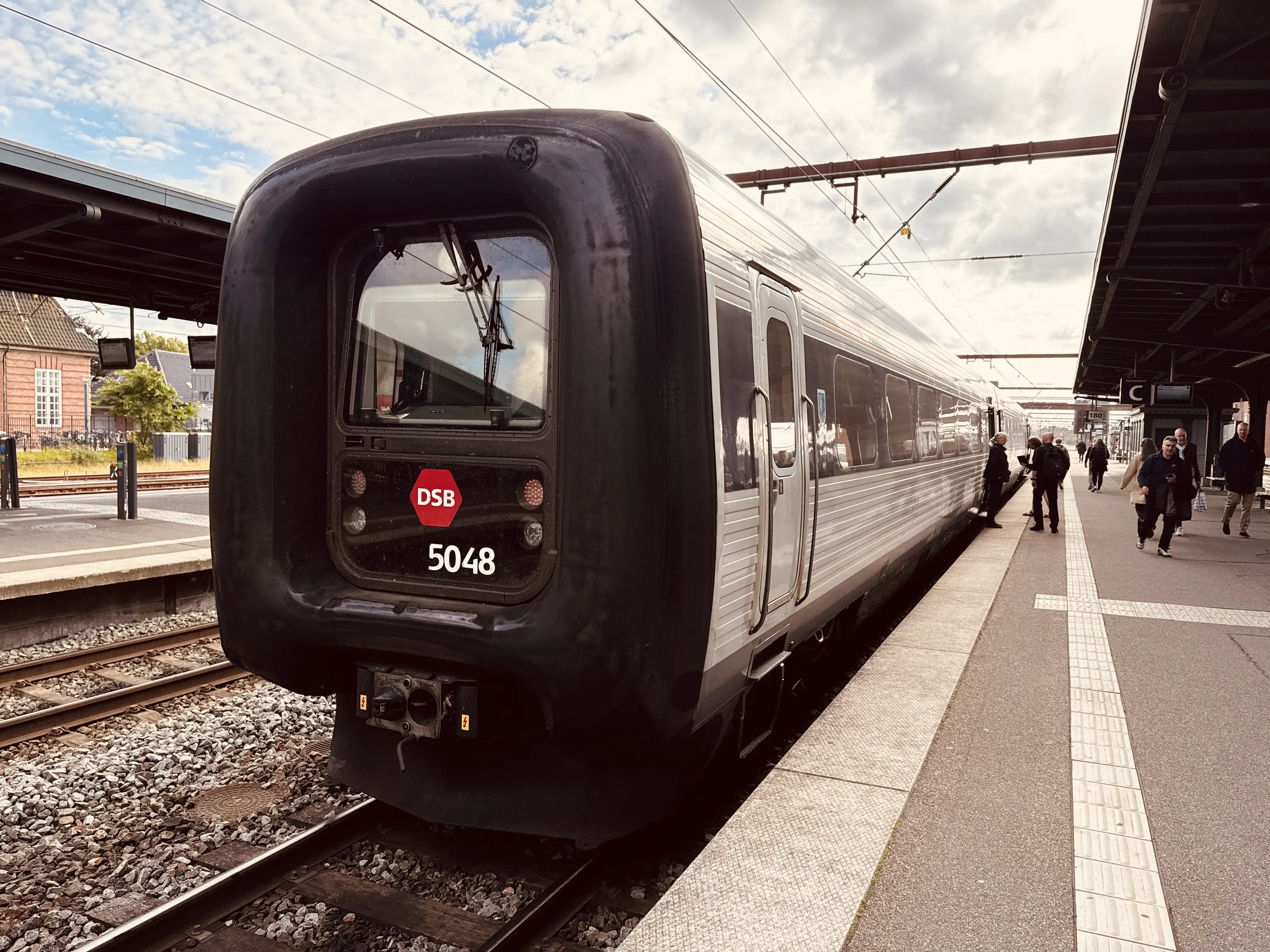Billede af DSB MF 5048 fotograferet ud for Odense Banegård Center.