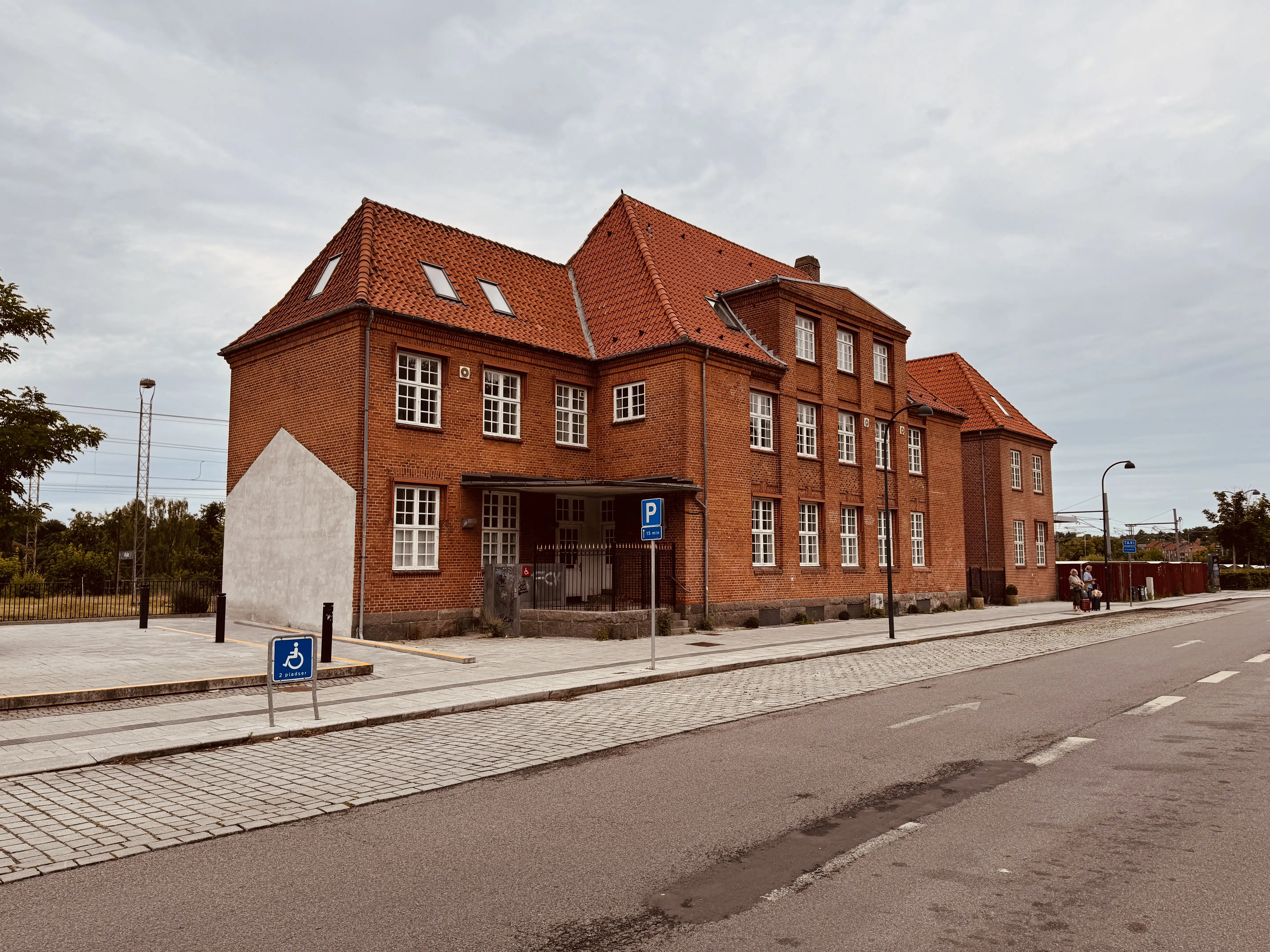 Billede af det gamle posthus ud for Holte Station.
