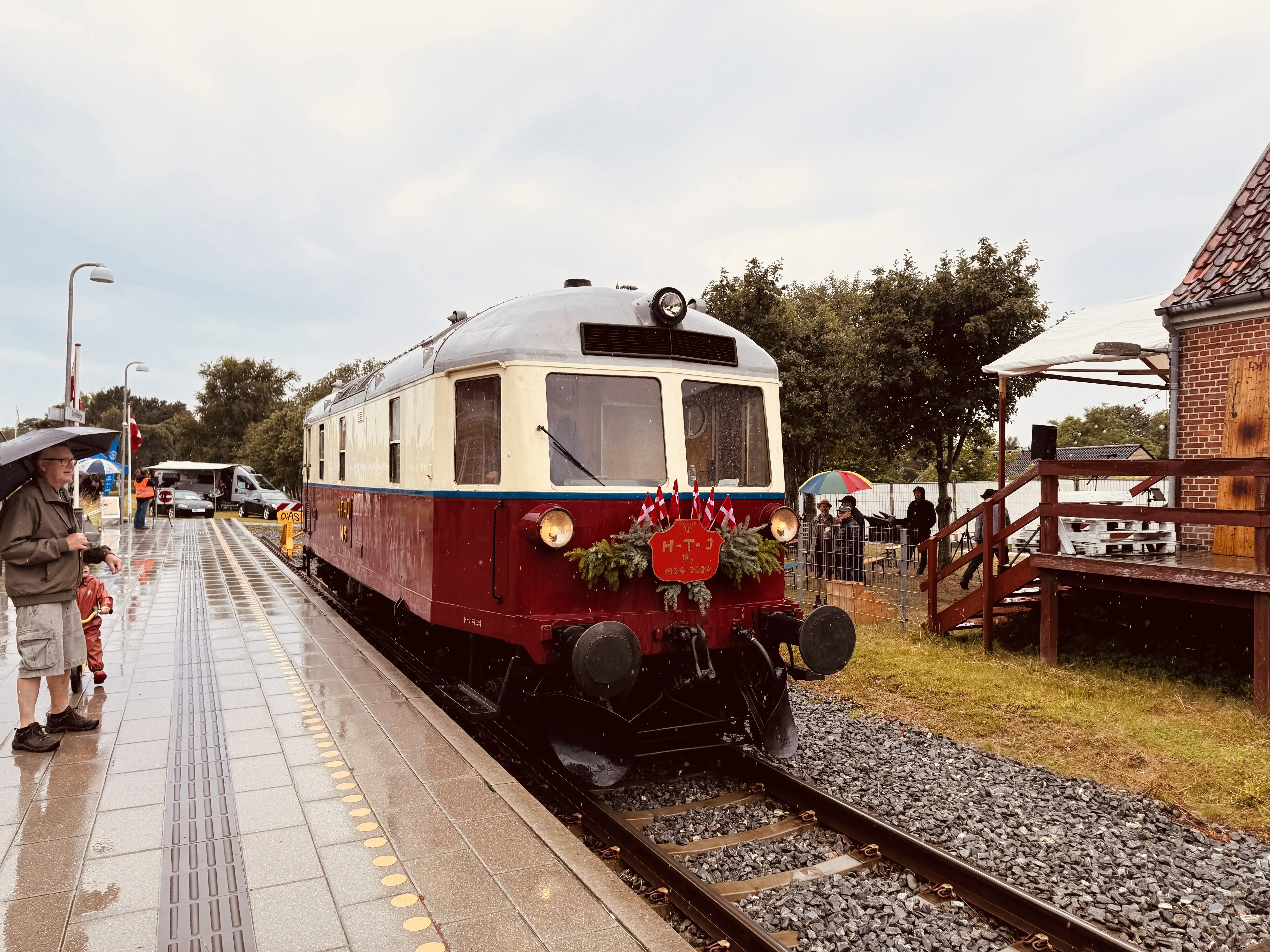 Billede af HFHJ M 8 fotograferet ud for Tisvildeleje Station. Billede af HFHJ M 8 fotograferet ud for Tisvildeleje Station.