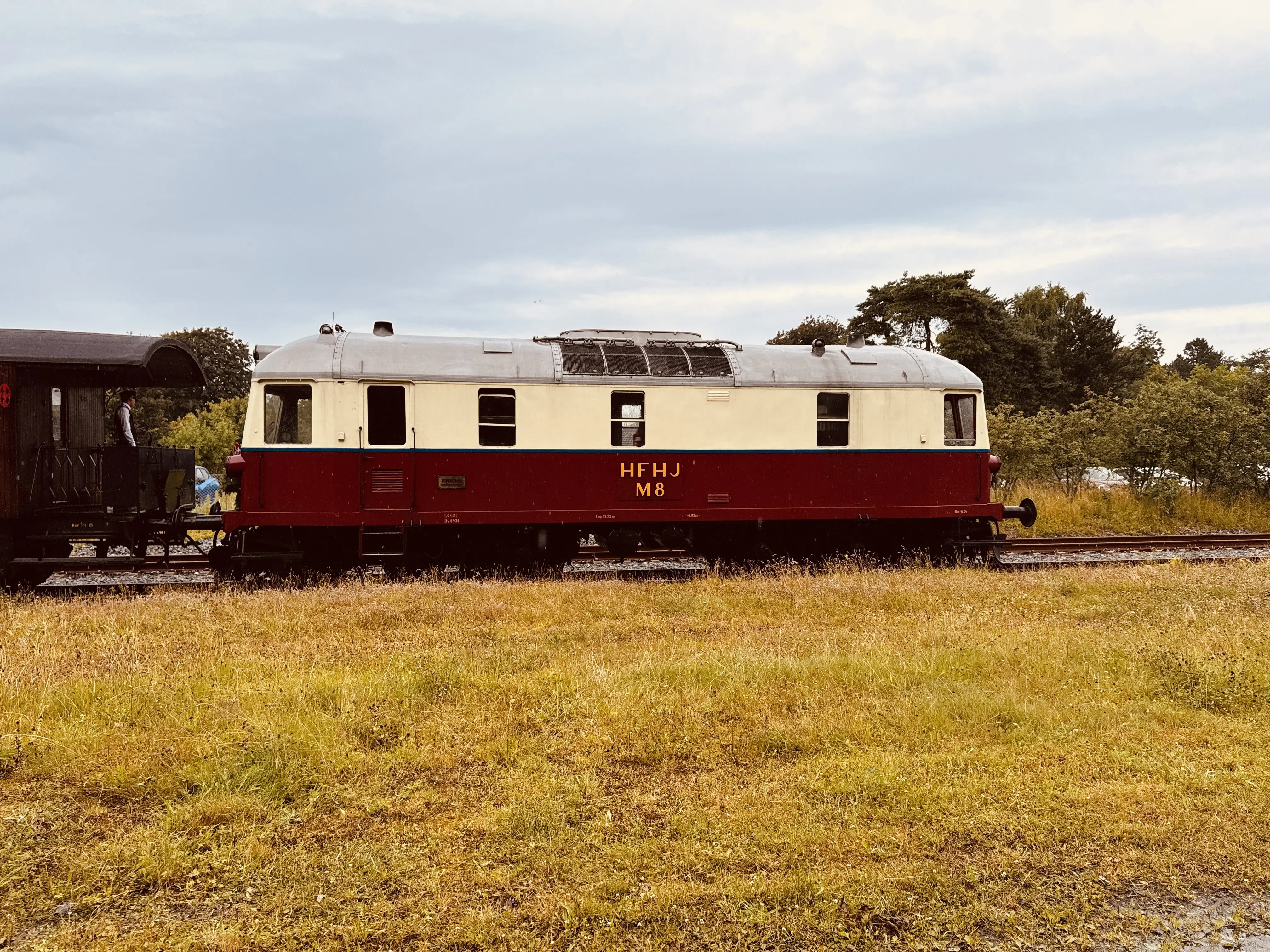 Billede af HFHJ M 8 fotograferet ud for Tisvildeleje Station. Billede af HFHJ M 8 fotograferet ud for Tisvildeleje Station.