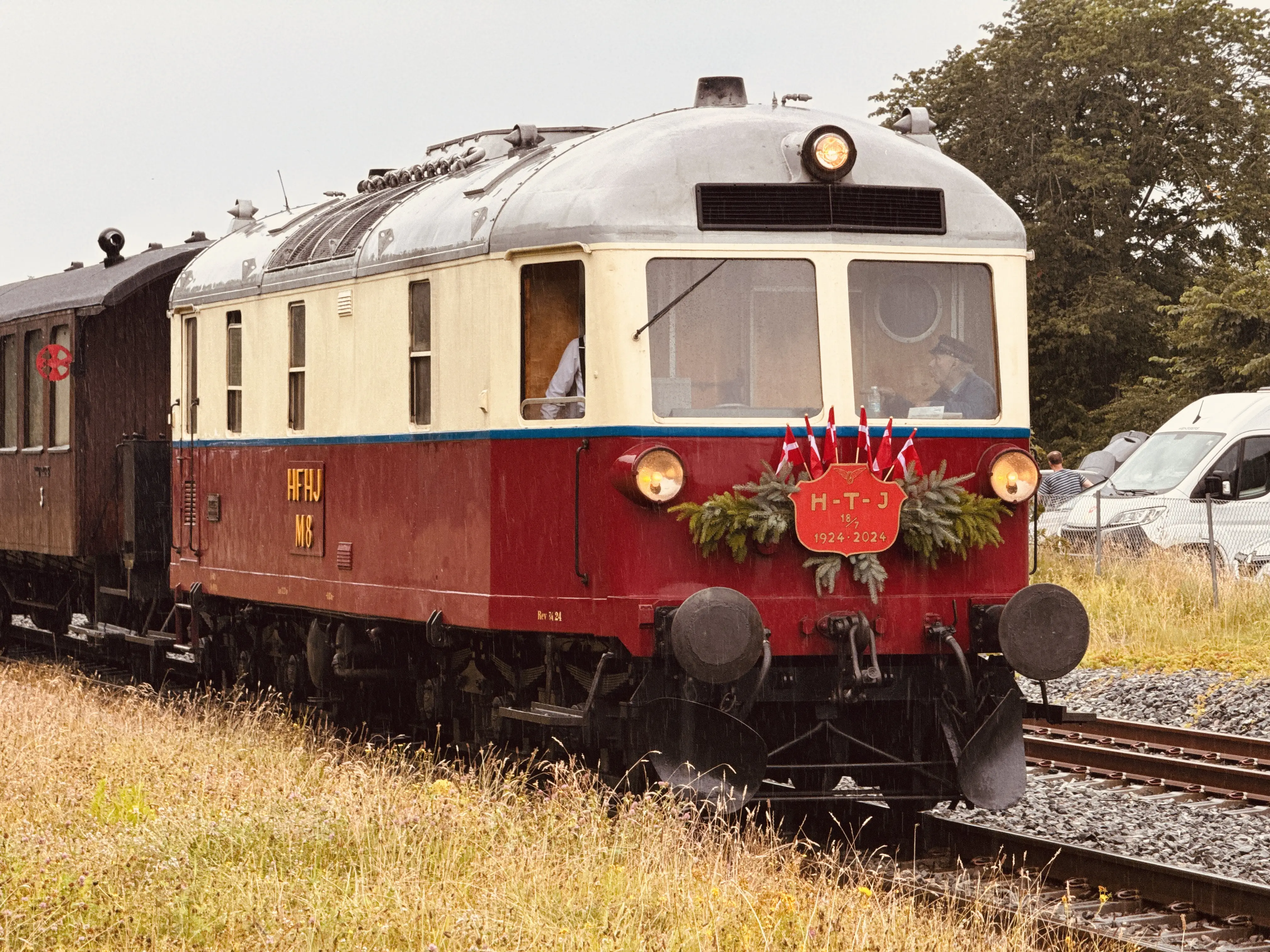 Billede af HFHJ M 8 fotograferet ud for Tisvildeleje Station. Billede af HFHJ M 8 fotograferet ud for Tisvildeleje Station.