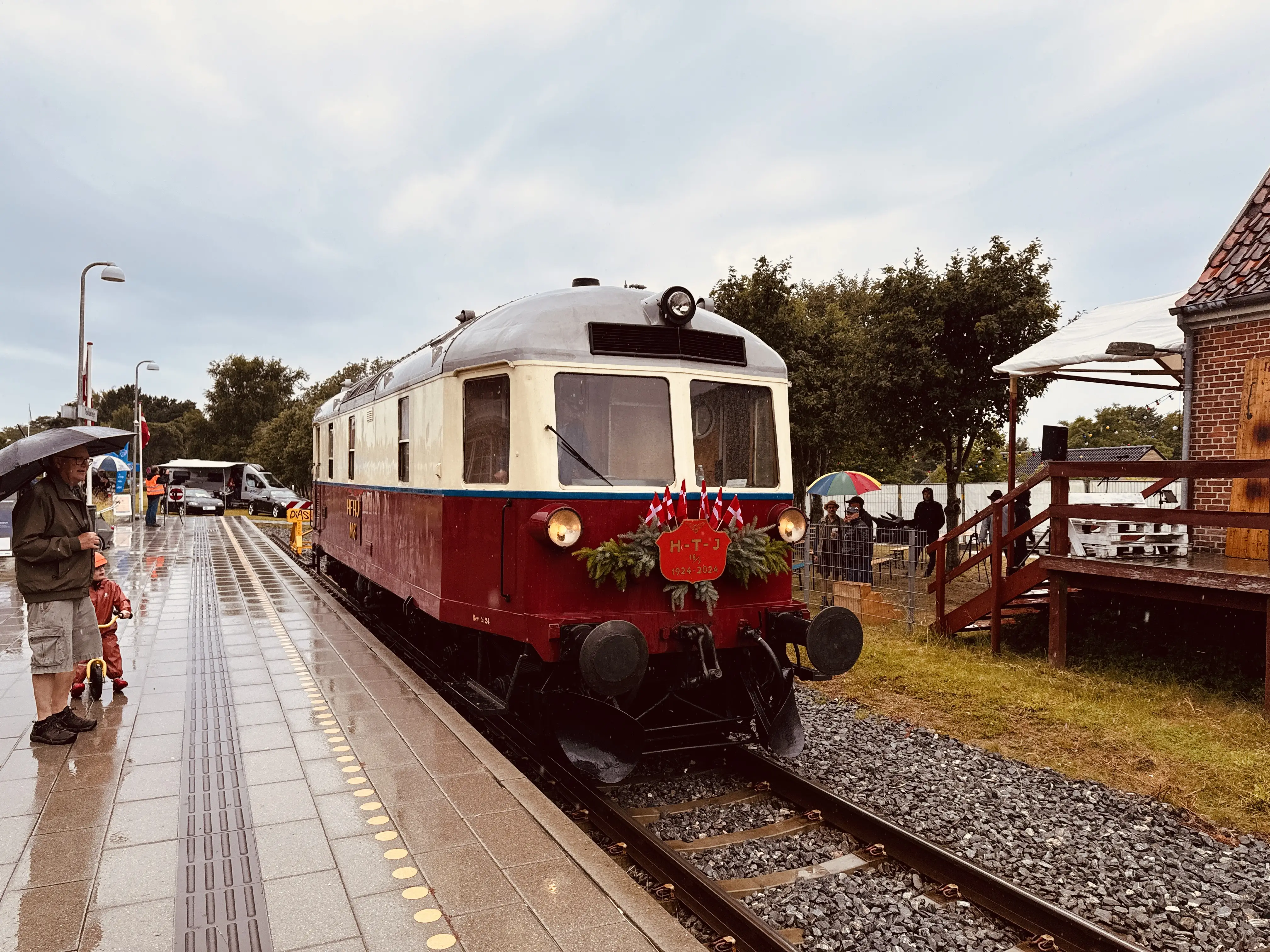 Billede fra Nordsjællands Veterantogs fejring af Tisvildebanens 100-årsjubilæum. Her køres der veterantog med HFHJ M 8. Billede fra Nordsjællands Veterantogs fejring af Tisvildebanens 100-årsjubilæum. Her køres der veterantog med HFHJ M 8.