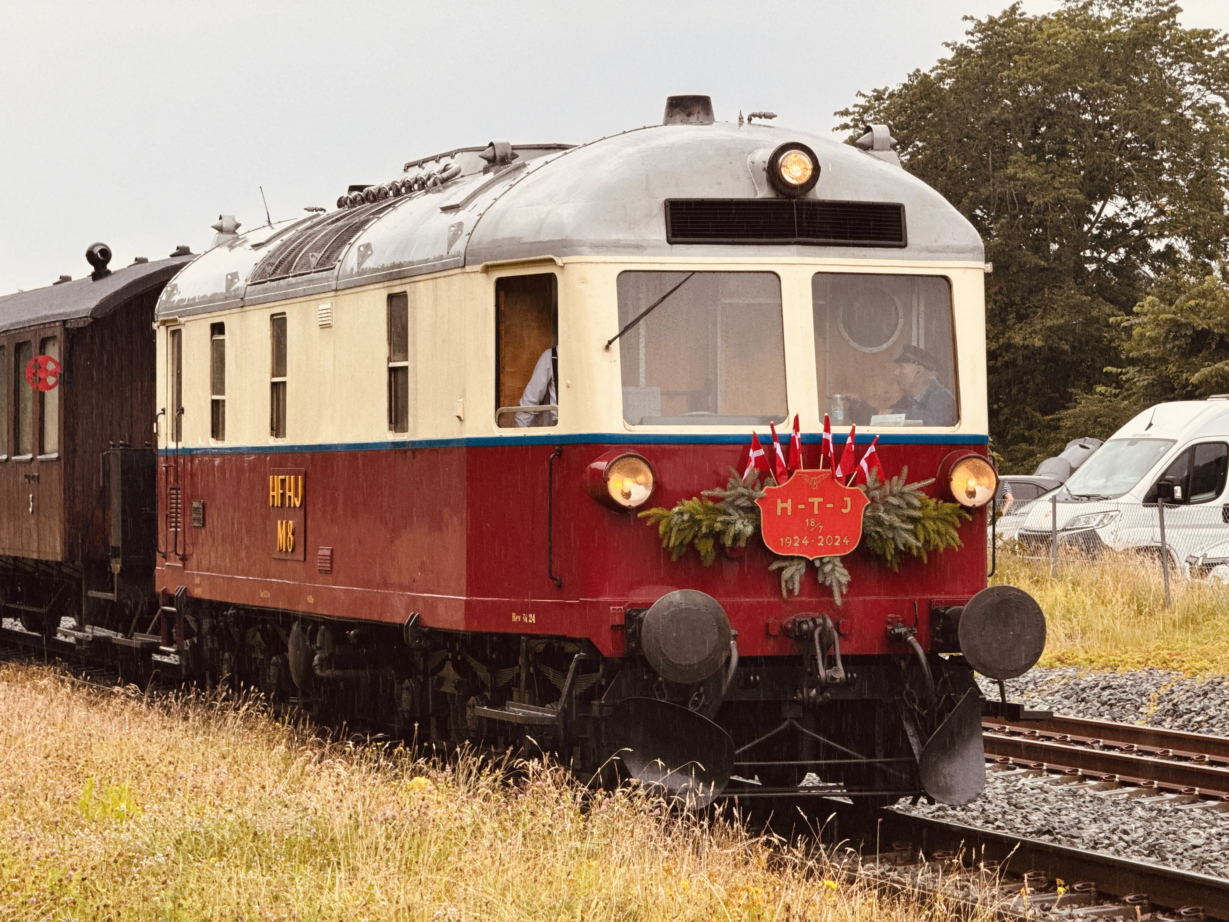 Billede fra Nordsjællands Veterantogs fejring af Tisvildebanens 100-årsjubilæum. Her køres der veterantog med HFHJ M 8. Billede fra Nordsjællands Veterantogs fejring af Tisvildebanens 100-årsjubilæum. Her køres der veterantog med HFHJ M 8.