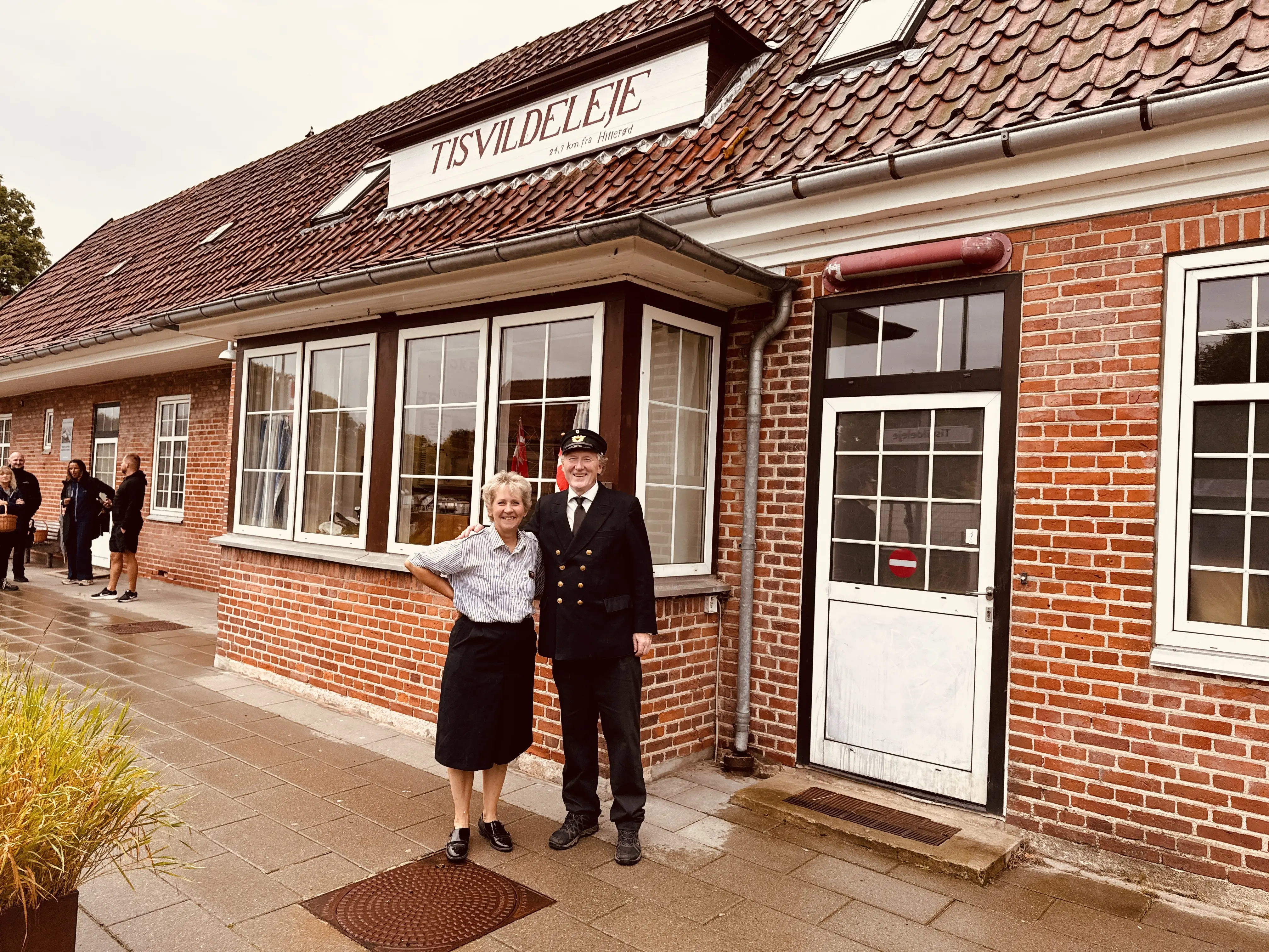 Billede fra Nordsjællands Veterantogs fejring af Tisvildebanens 100-årsjubilæum. Her står Franz Fröling fra Nordsjællands Veterantog sammen med Hanne B. Nielsen, som var sidste stationsforstander på Tisvilde Station. Billede fra Nordsjællands Veterantogs fejring af Tisvildebanens 100-årsjubilæum. Her står Franz Fröling fra Nordsjællands Veterantog sammen med Hanne B. Nielsen, som var sidste stationsforstander på Tisvilde Station.