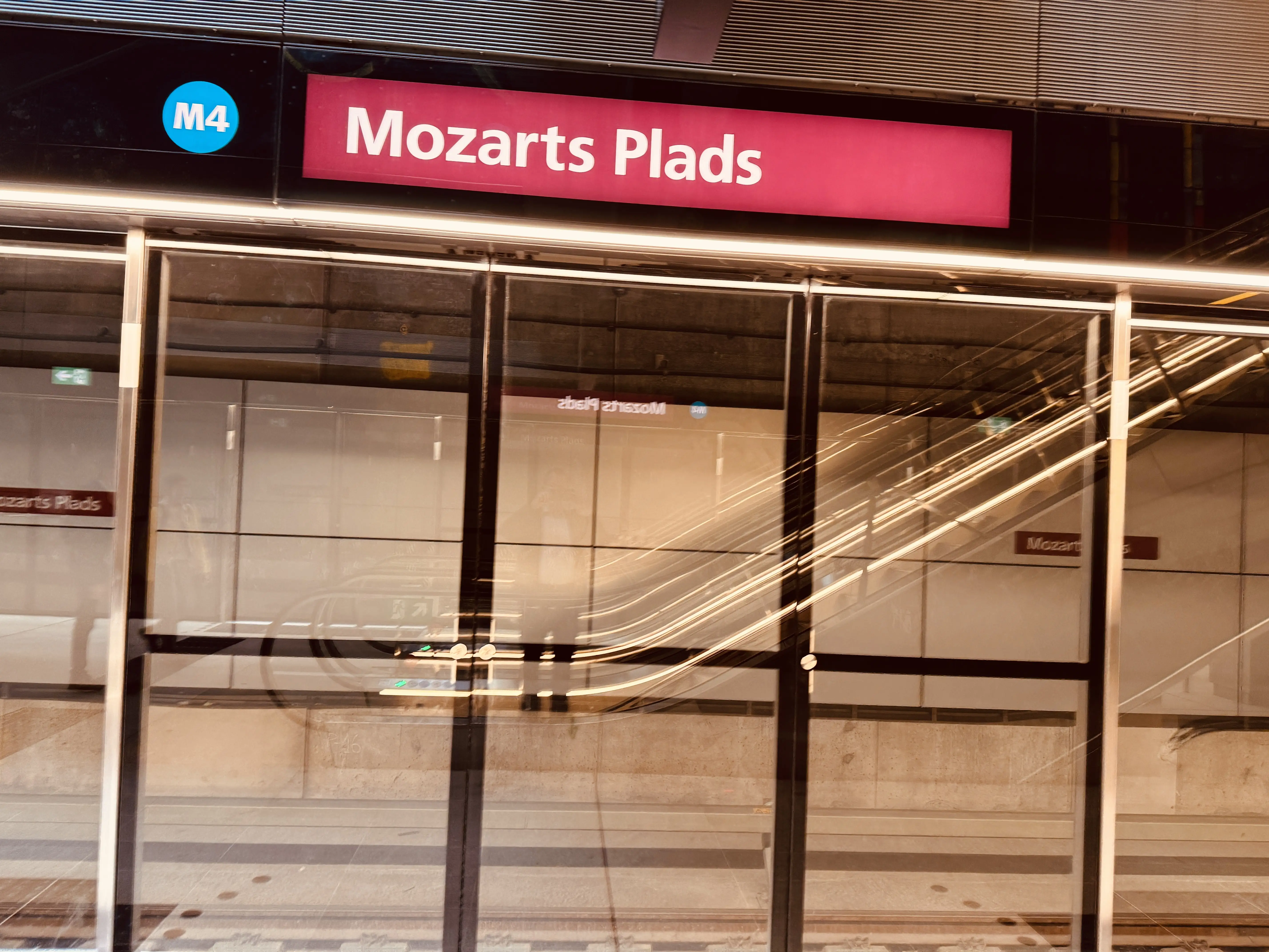 Billede af Mozarts Plads Metrostation. Billede af Mozarts Plads Metrostation.