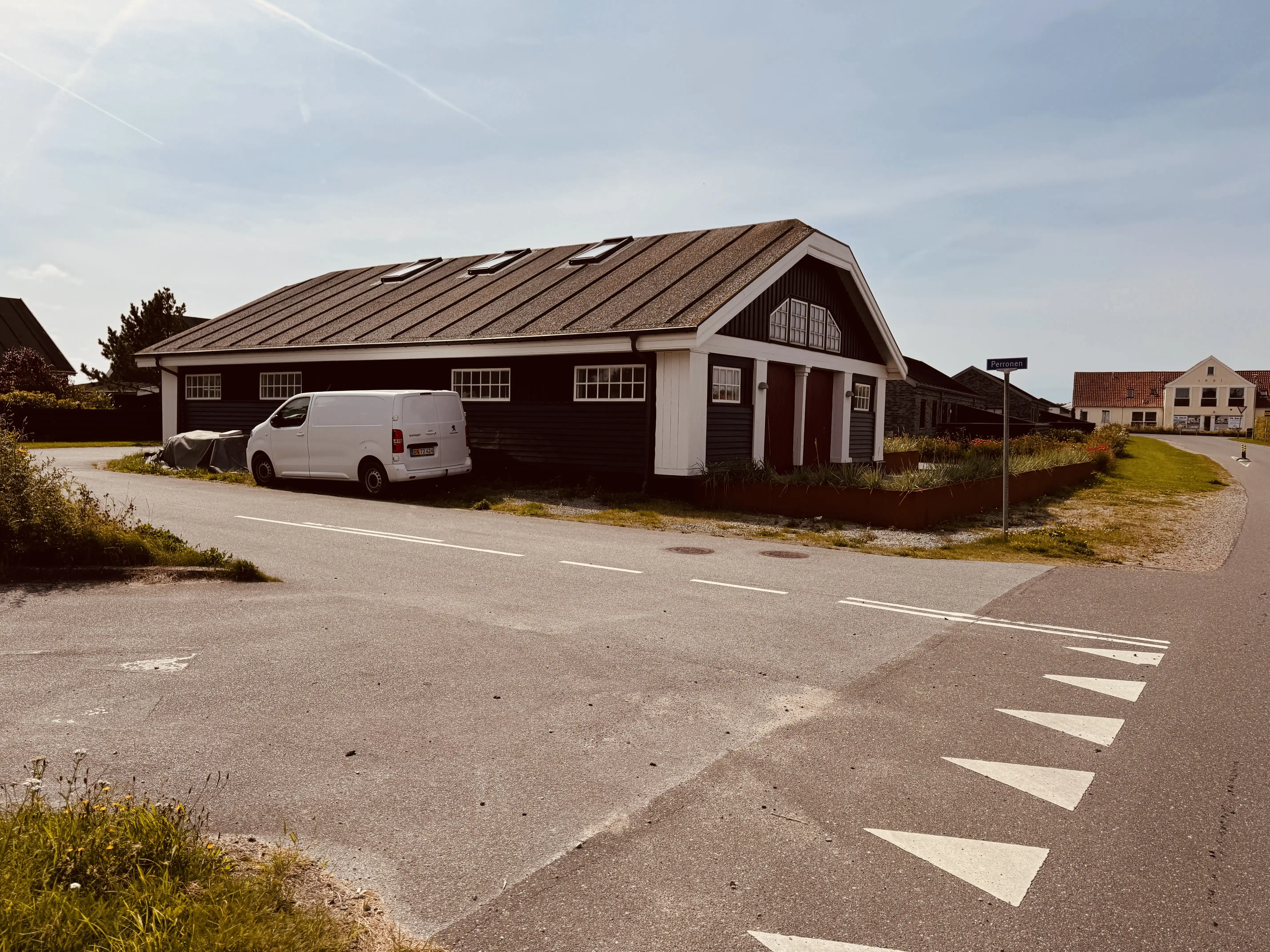 Billede af ventesalen til badegæster ved Lønstrup Station, som blev opført året efter banens åbning, til de mange badegæster der benyttede banen.
