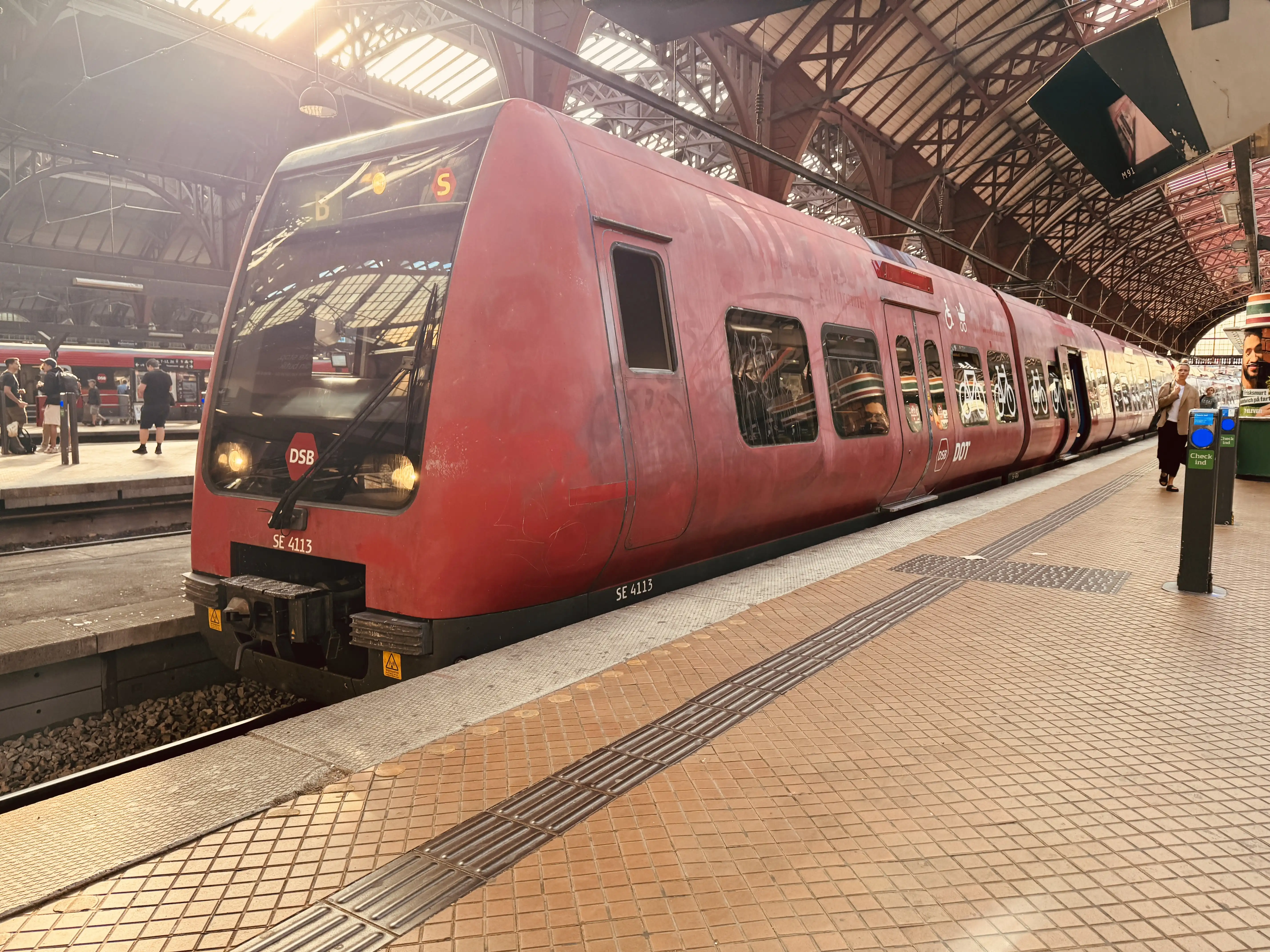 Billede af DSB SE 4113 fotograferet ud for København Hovedbanegård. Billede af DSB SE 4113 fotograferet ud for København Hovedbanegård.