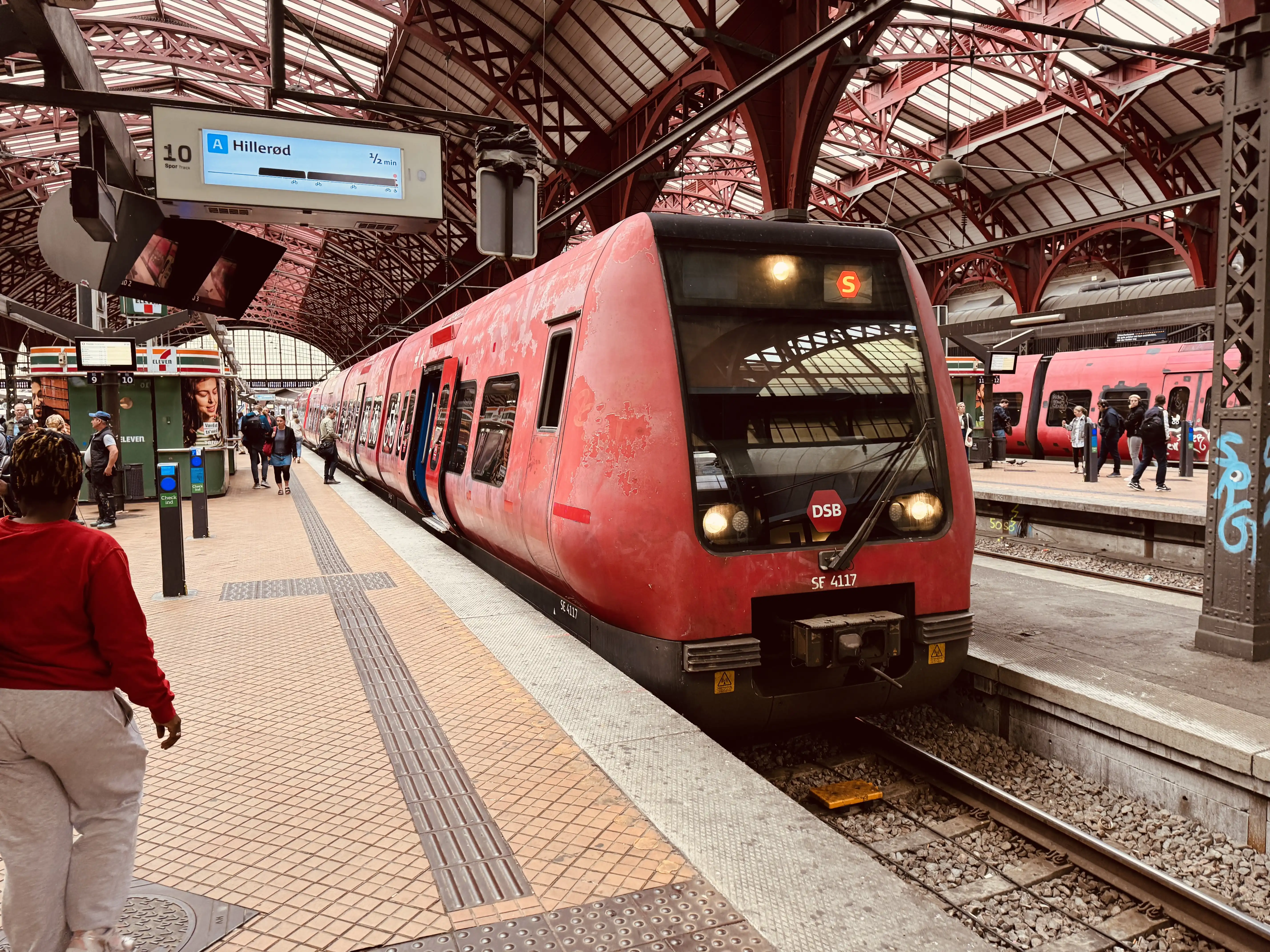 Billede af DSB SE 4117 fotograferet ud for København Hovedbanegård. Billede af DSB SE 4117 fotograferet ud for København Hovedbanegård.