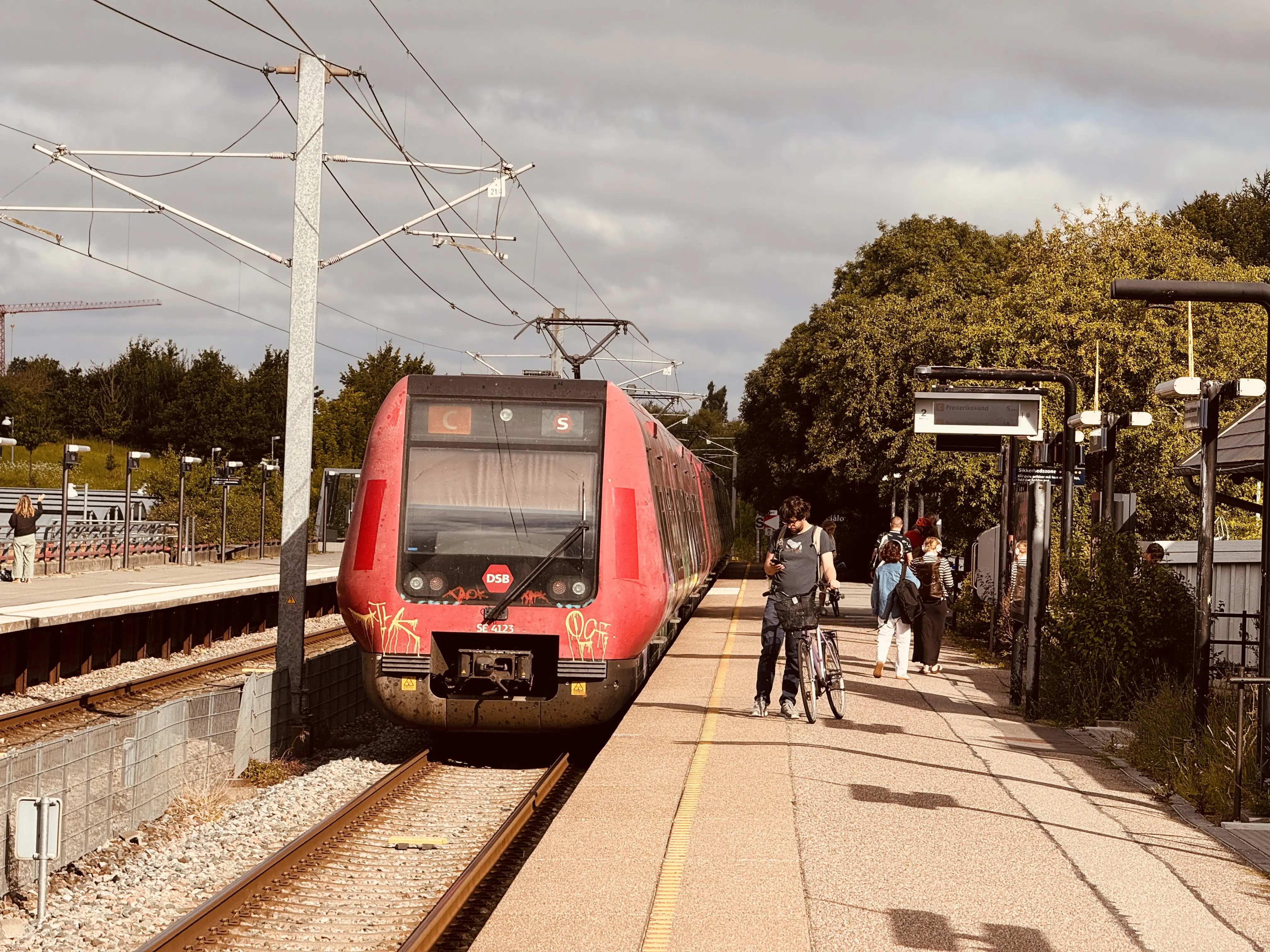 Billede af DSB SE 4123 fotograferet ud for Måløv Station.