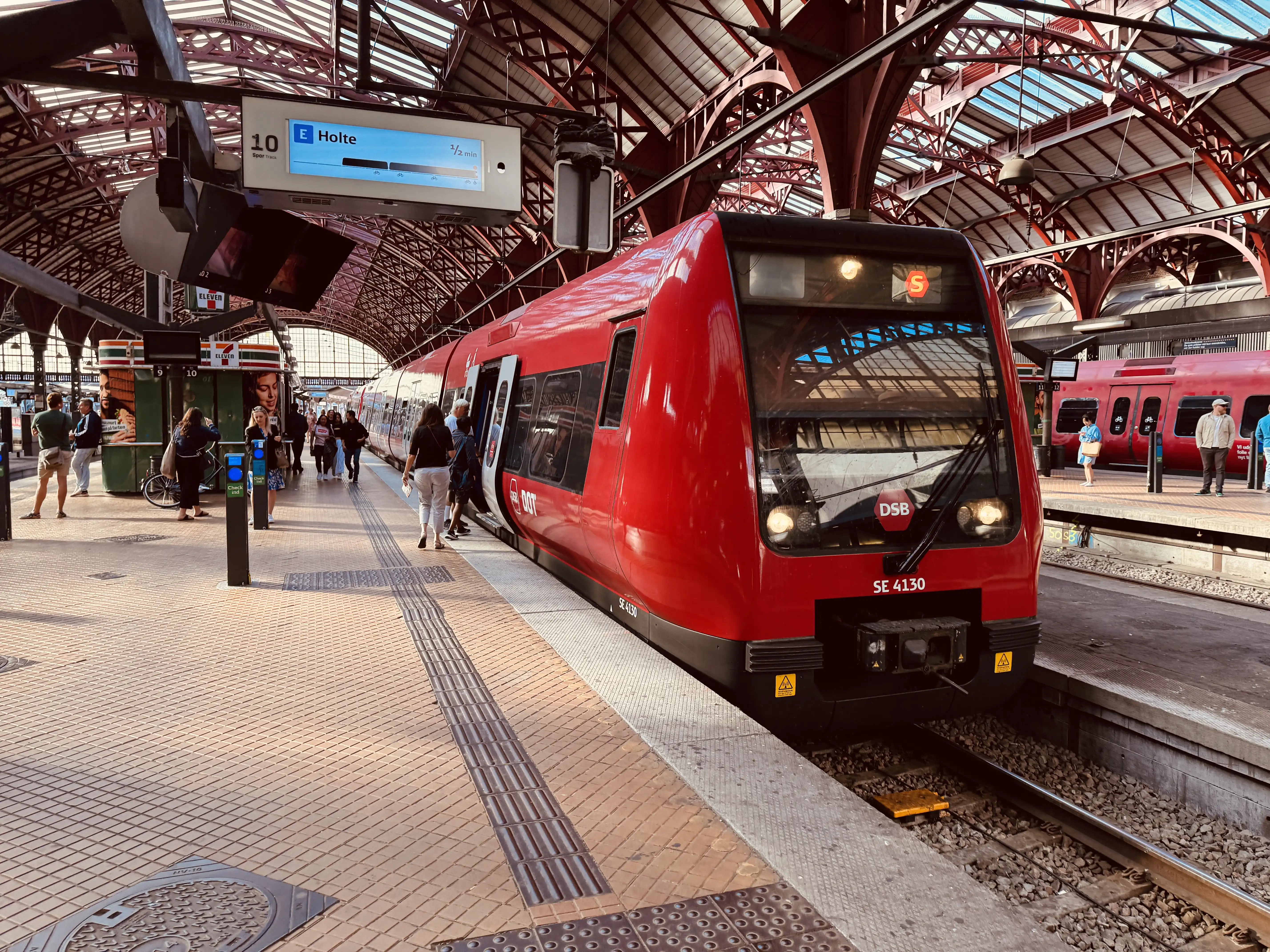 Billede af DSB SE 4130 fotograferet ud for København Hovedbanegård. Billede af DSB SE 4130 fotograferet ud for København Hovedbanegård.