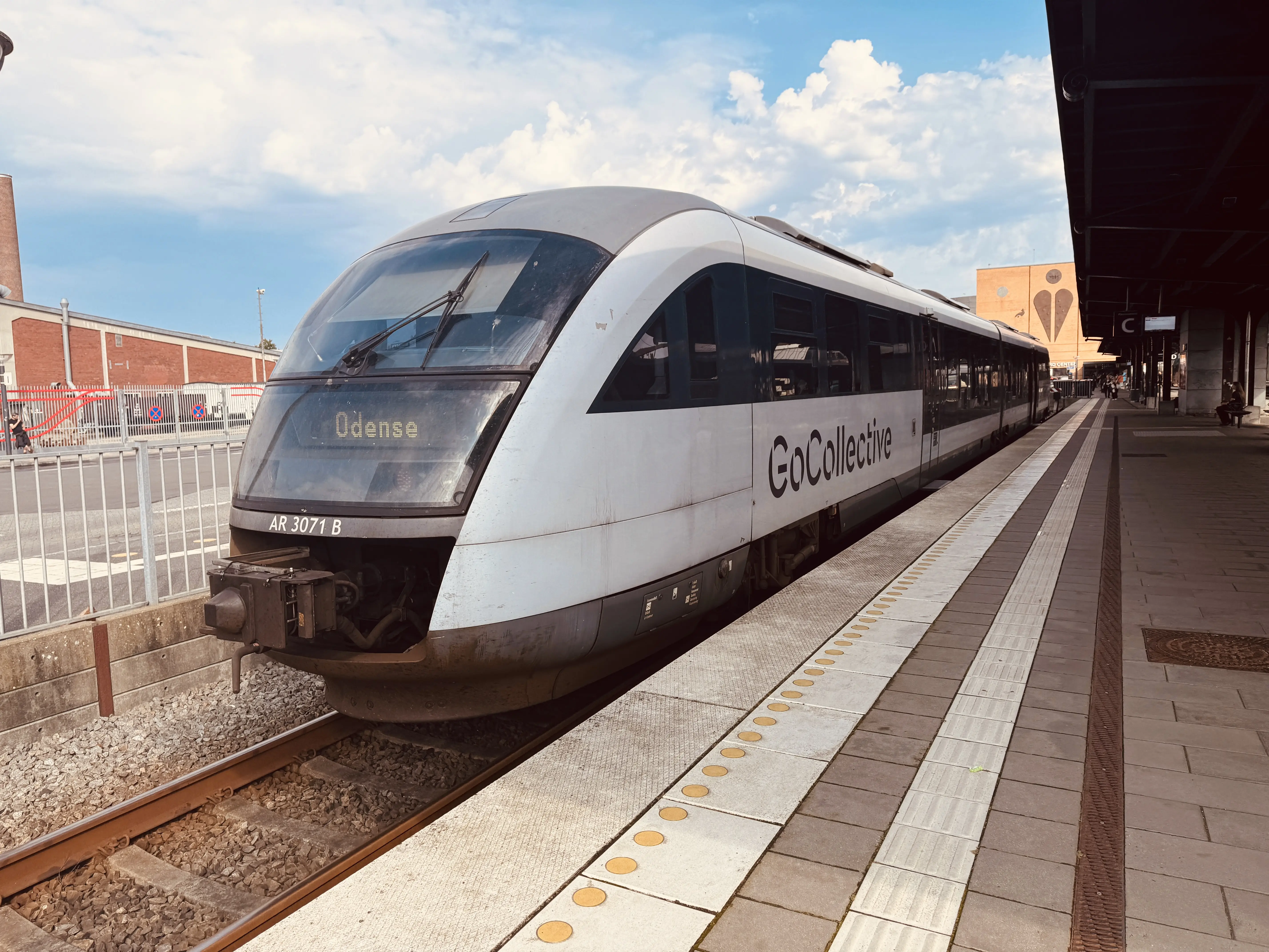 Billede af GoCollective AR 3071, tidligere DSB MQ 4121-4921 fotograferet ud for Odense Banegård Center. Billede af GoCollective AR 3071, tidligere DSB MQ 4121-4921 fotograferet ud for Odense Banegård Center.