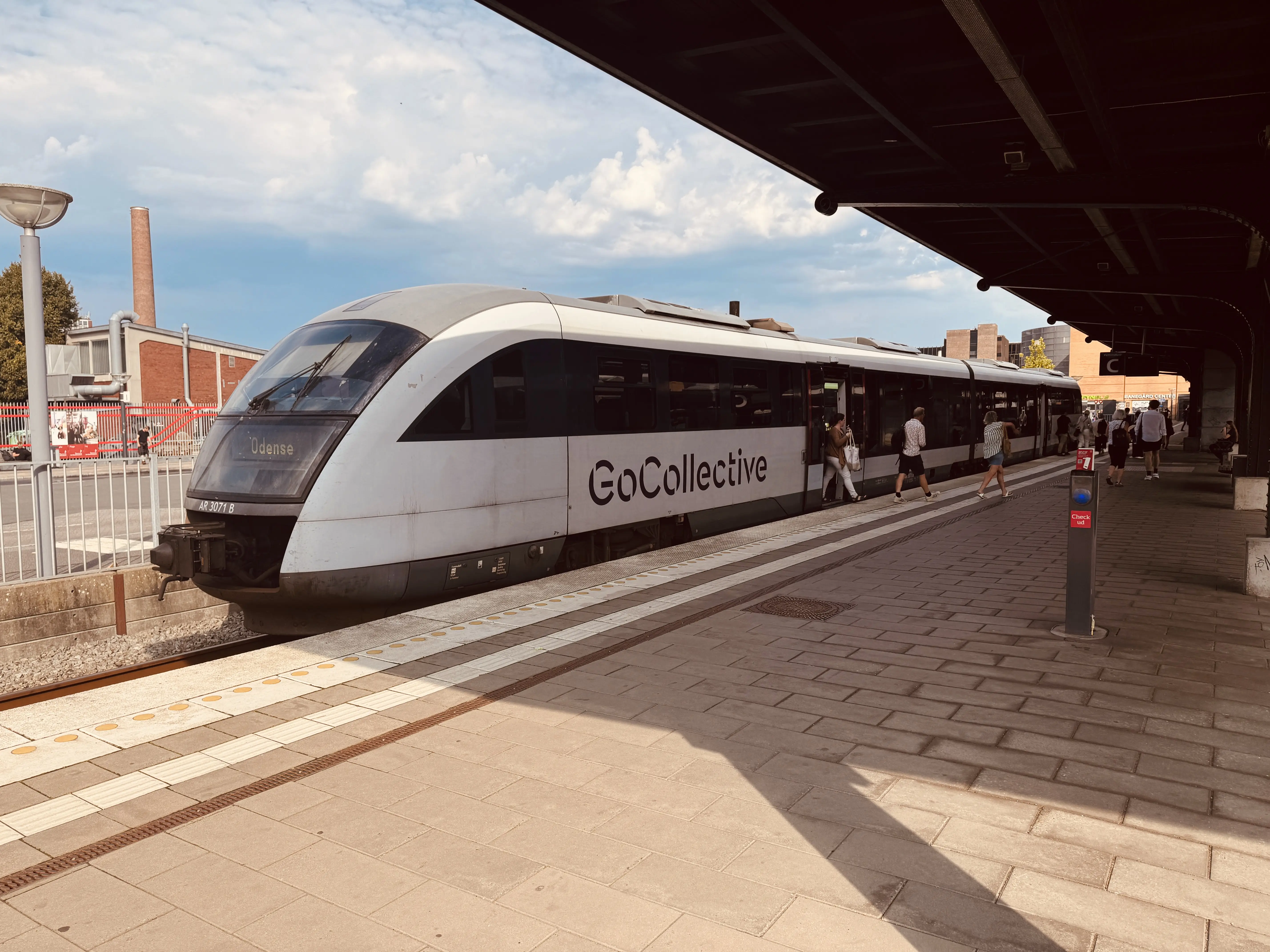 Billede af GoCollective AR 3071, tidligere DSB MQ 4121-4921 fotograferet ud for Odense Banegård Center. Billede af GoCollective AR 3071, tidligere DSB MQ 4121-4921 fotograferet ud for Odense Banegård Center.