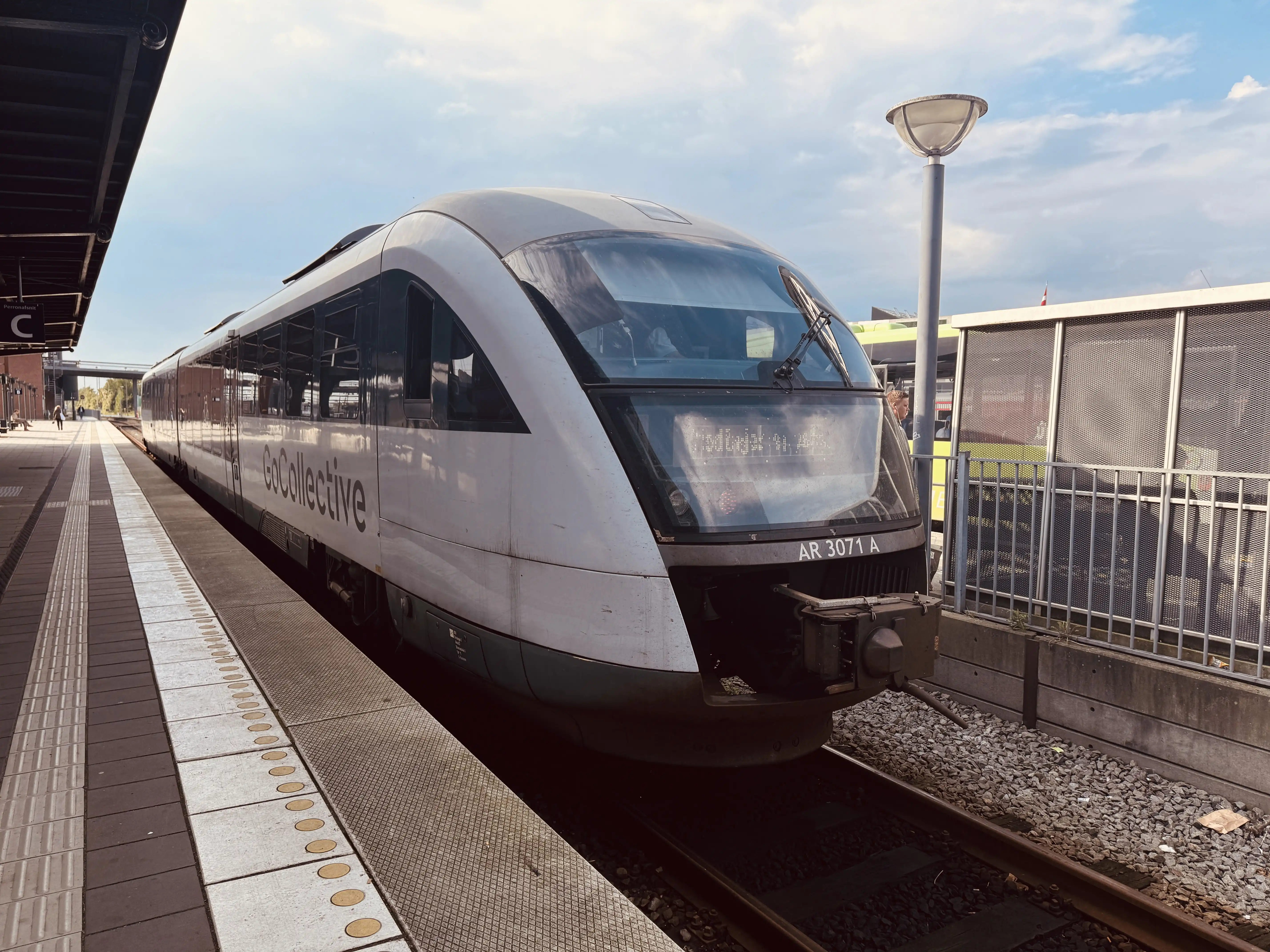 Billede af GoCollective AR 3071, tidligere DSB MQ 4121-4921 fotograferet ud for Odense Banegård Center. Billede af GoCollective AR 3071, tidligere DSB MQ 4121-4921 fotograferet ud for Odense Banegård Center.