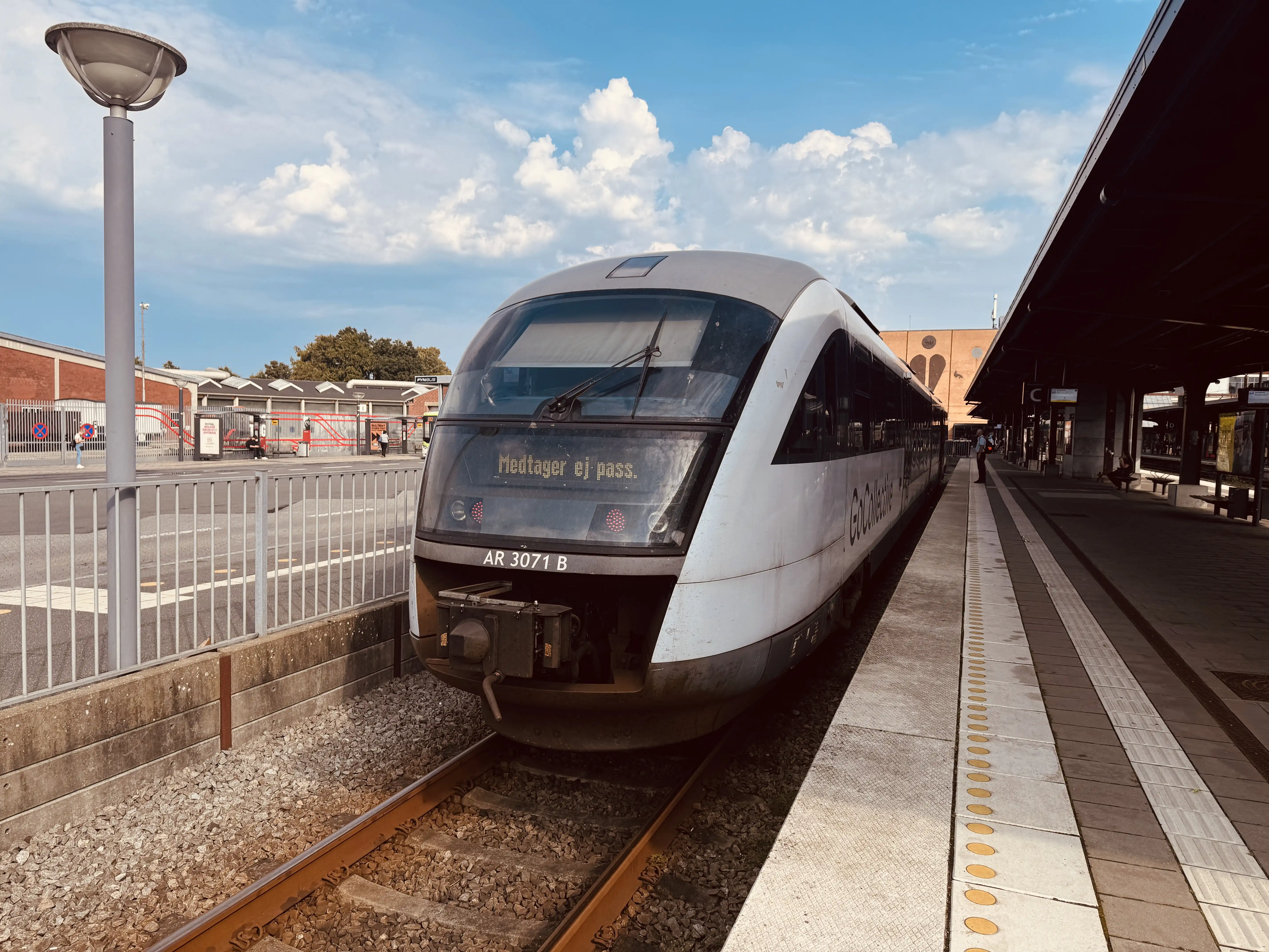 Billede af GoCollective AR 3071, tidligere DSB MQ 4121-4921 fotograferet ud for Odense Banegård Center. Billede af GoCollective AR 3071, tidligere DSB MQ 4121-4921 fotograferet ud for Odense Banegård Center.