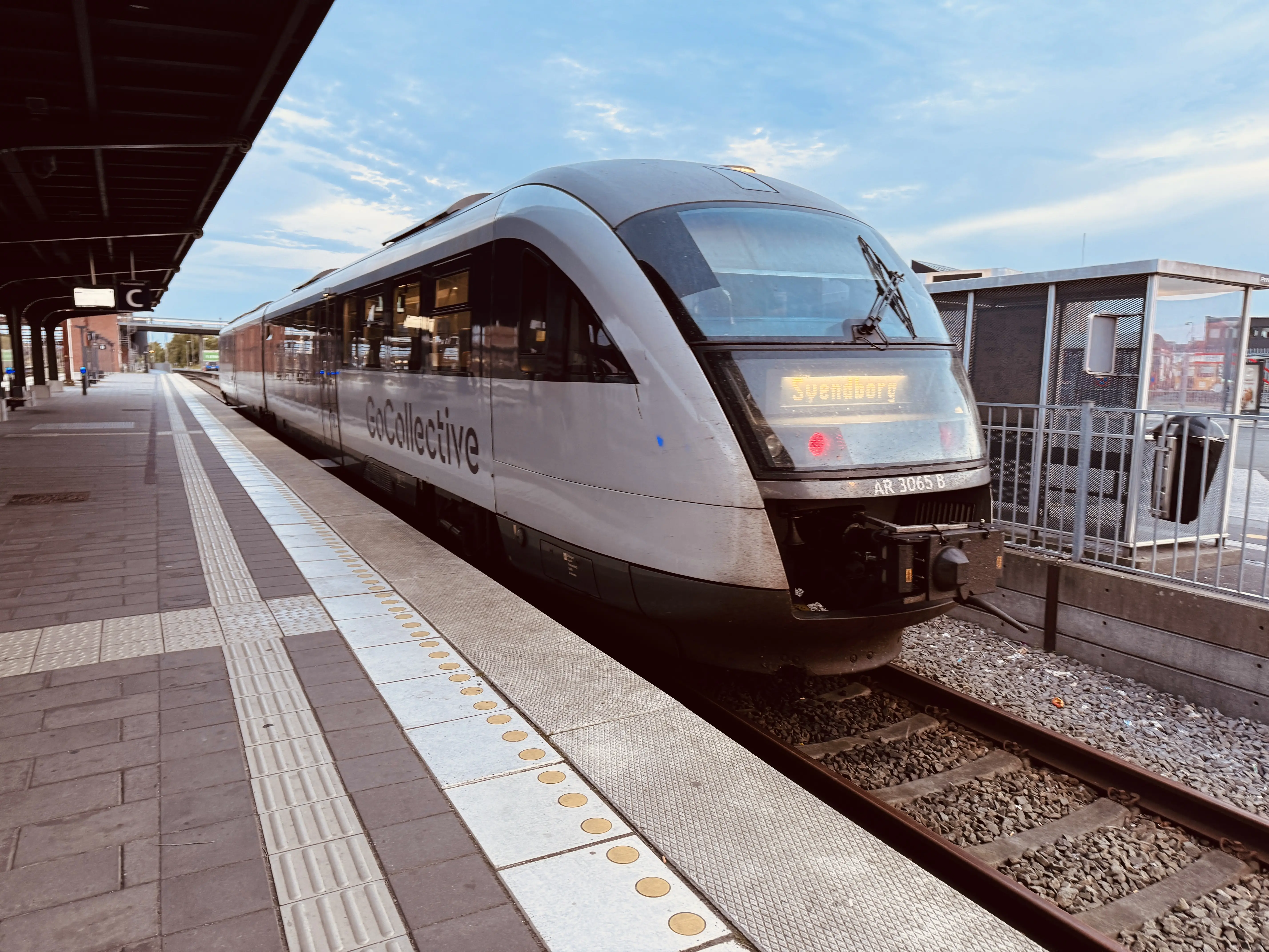 Billede af GoCollective AR 3065, tidligere DSB MQ 4115-4915 fotograferet ud for Odense Banegård Center. Billede af GoCollective AR 3065, tidligere DSB MQ 4115-4915 fotograferet ud for Odense Banegård Center.