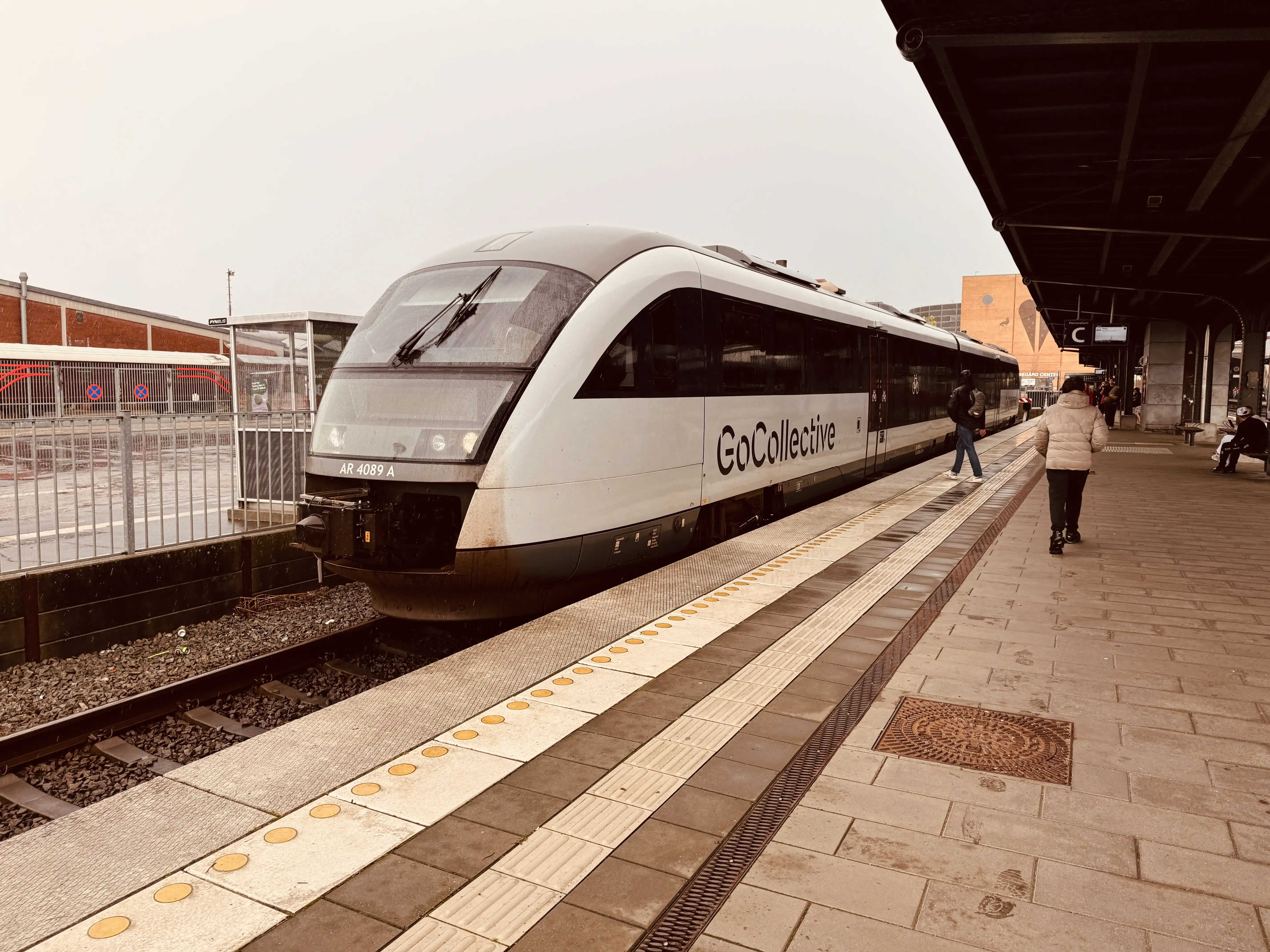 Billede af GoCollective AR 4089, tidligere DSB MQ 4129-4929 fotograferet ud for Odense Banegård Center. Billede af GoCollective AR 4089, tidligere DSB MQ 4129-4929 fotograferet ud for Odense Banegård Center.