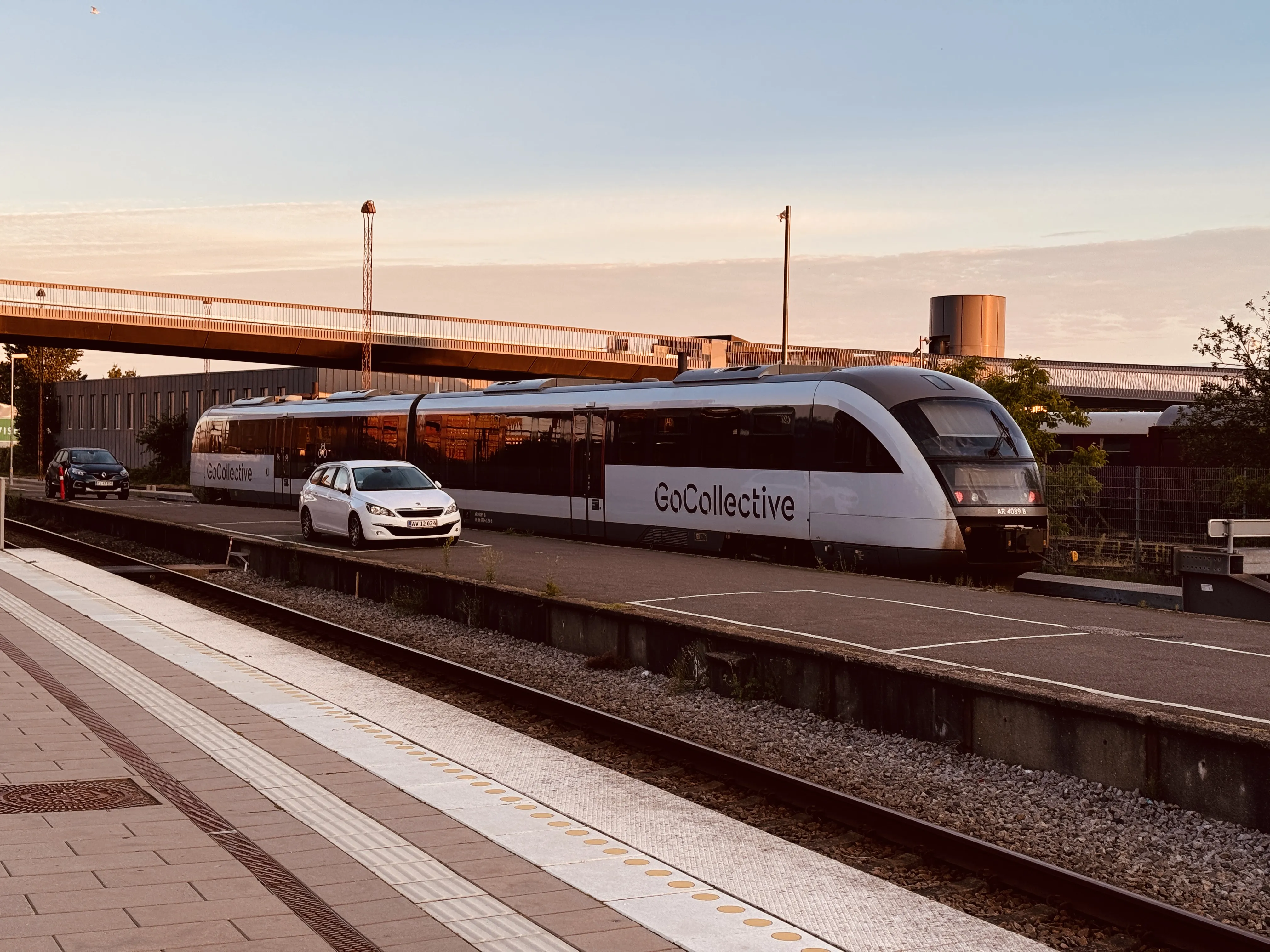 Billede af GoCollective AR 4089, tidligere DSB MQ 4129-4929 fotograferet ud for Odense Banegård Center. Billede af GoCollective AR 4089, tidligere DSB MQ 4129-4929 fotograferet ud for Odense Banegård Center.