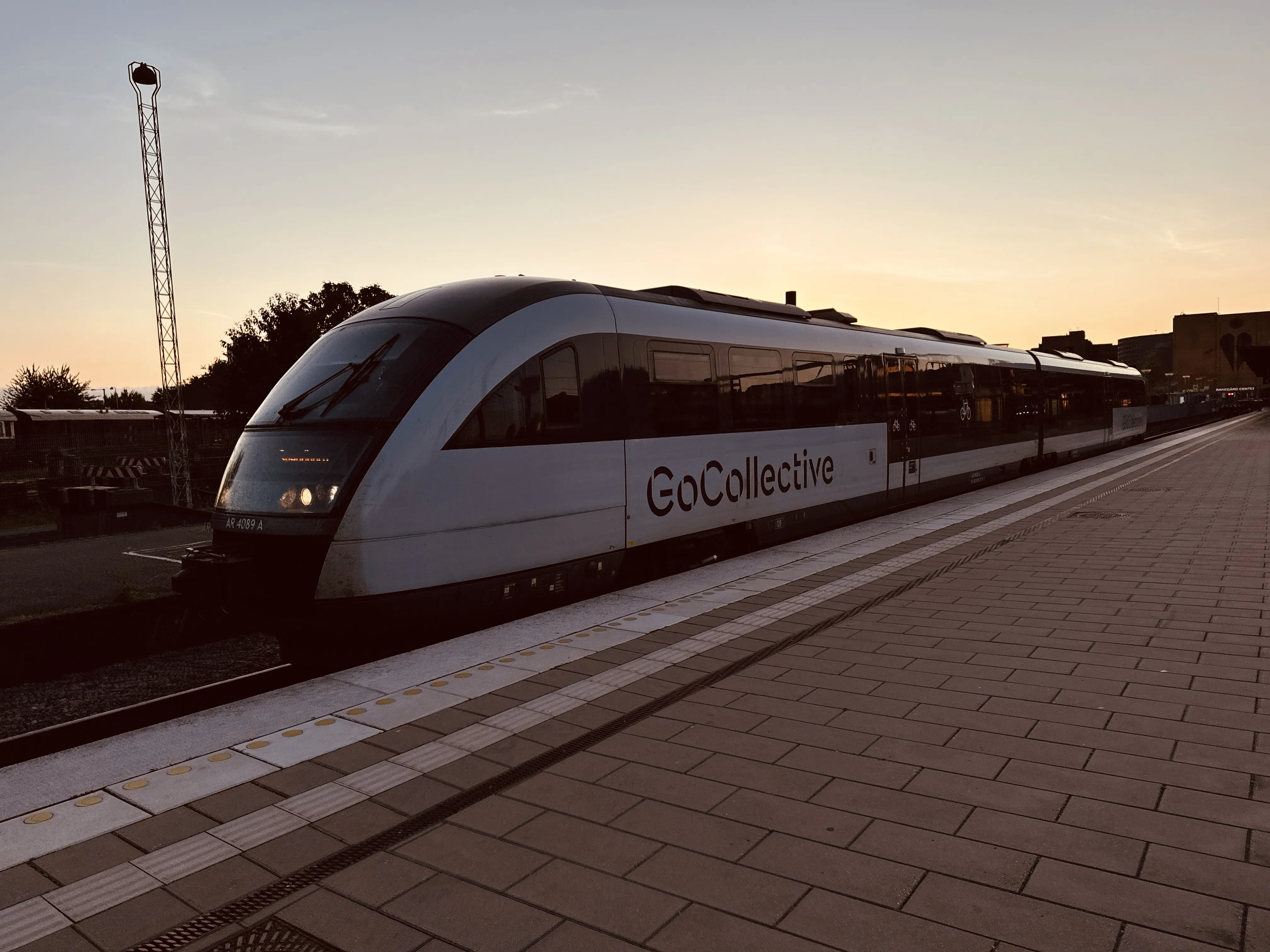 Billede af GoCollective AR 4089, tidligere DSB MQ 4129-4929 fotograferet ud for Odense Banegård Center. Billede af GoCollective AR 4089, tidligere DSB MQ 4129-4929 fotograferet ud for Odense Banegård Center.