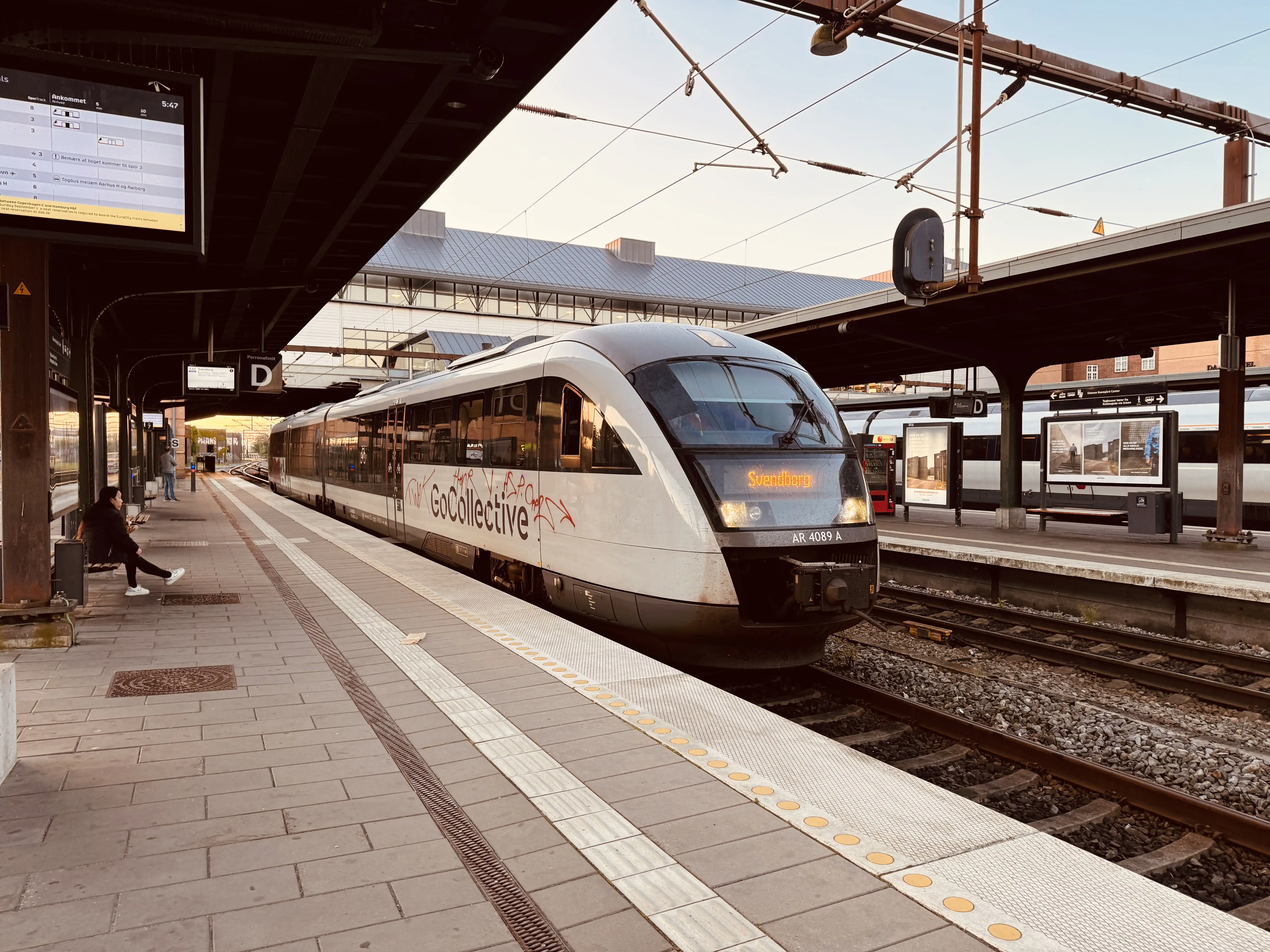 Billede af GoCollective AR 4089, tidligere DSB MQ 4129-4929 fotograferet ud for Odense Banegård Center. Billede af GoCollective AR 4089, tidligere DSB MQ 4129-4929 fotograferet ud for Odense Banegård Center.