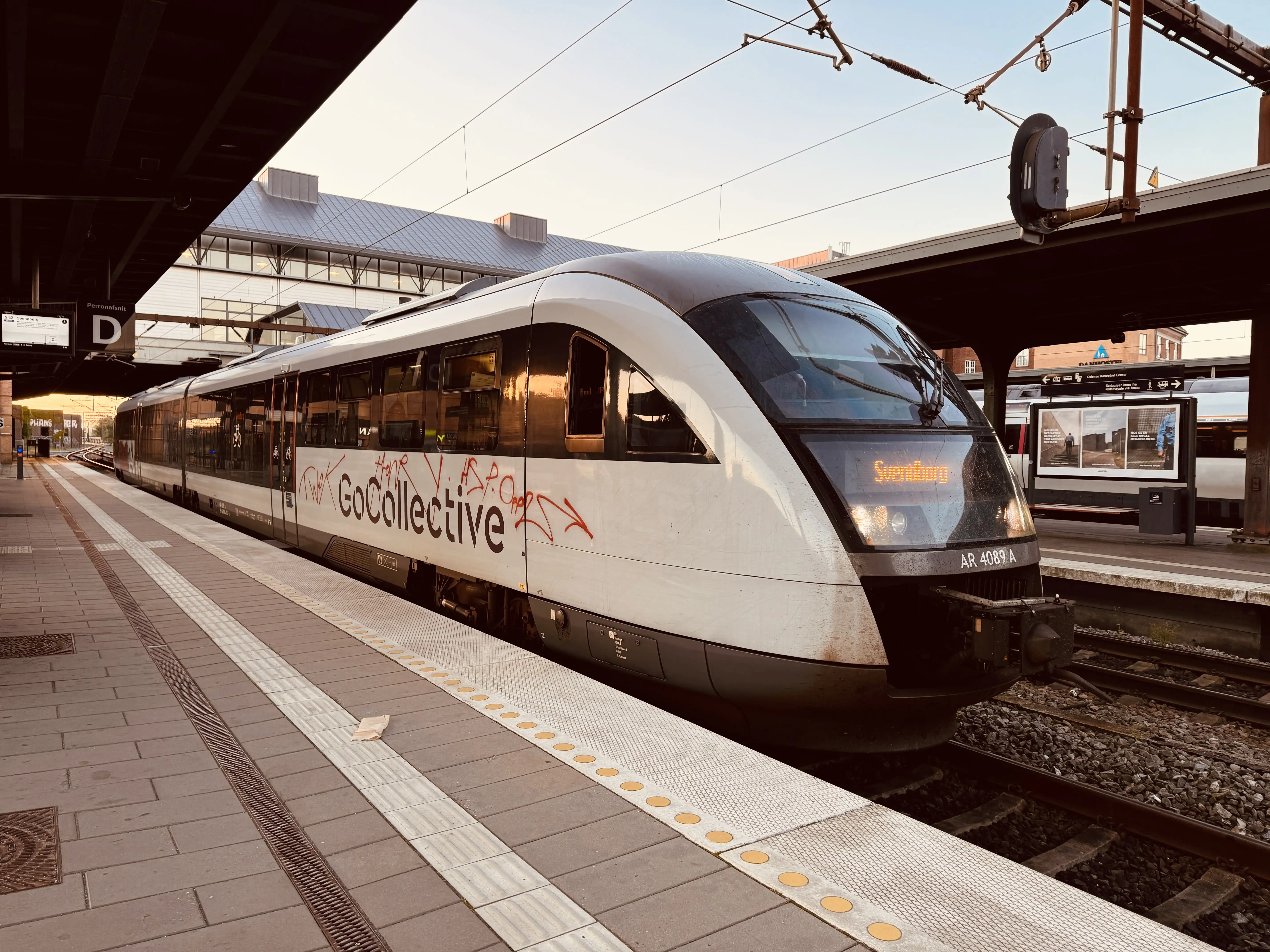 Billede af GoCollective AR 4089, tidligere DSB MQ 4129-4929 fotograferet ud for Odense Banegård Center. Billede af GoCollective AR 4089, tidligere DSB MQ 4129-4929 fotograferet ud for Odense Banegård Center.