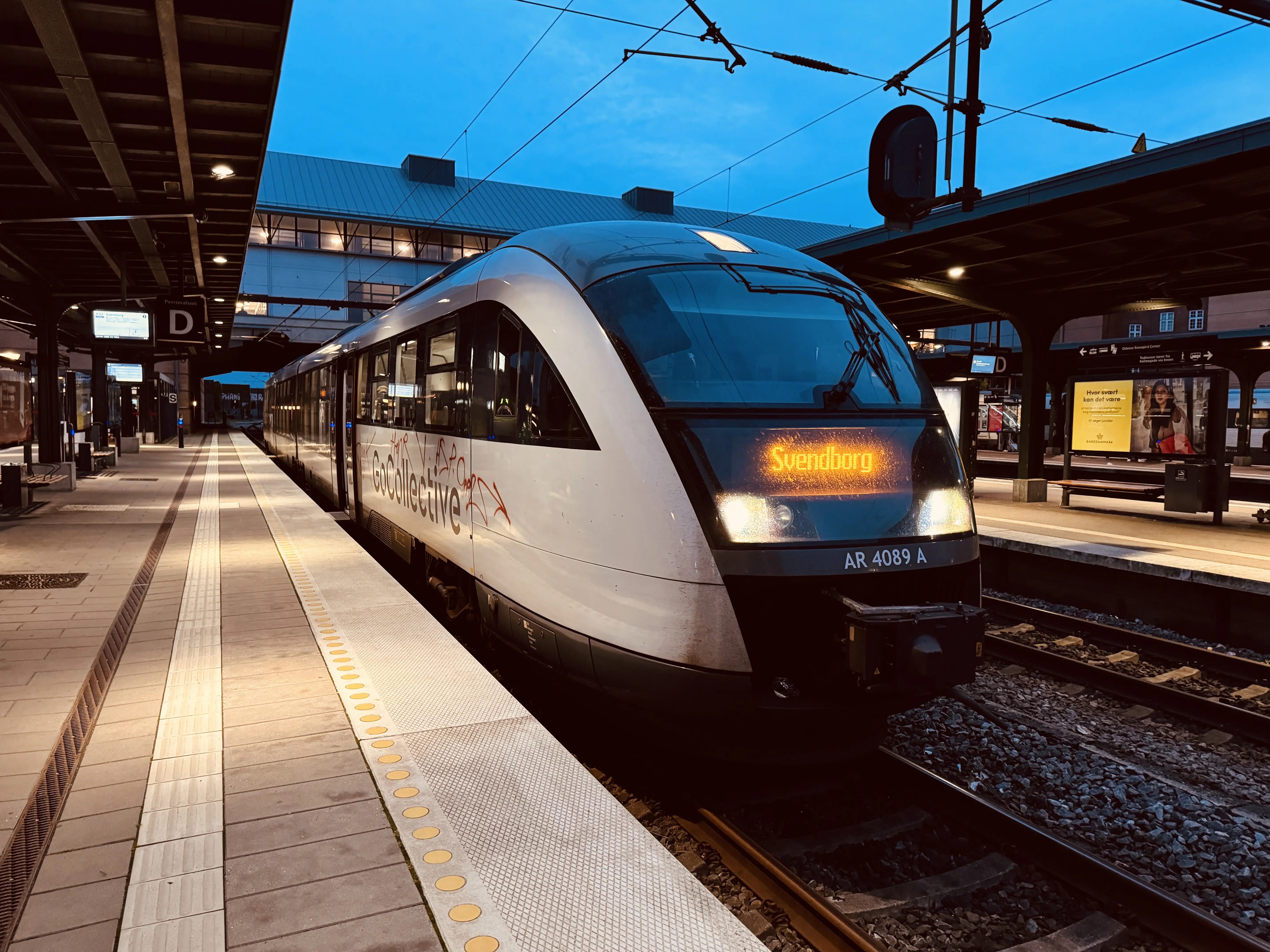 Billede af GoCollective AR 4089, tidligere DSB MQ 4129-4929 fotograferet ud for Odense Banegård Center. Billede af GoCollective AR 4089, tidligere DSB MQ 4129-4929 fotograferet ud for Odense Banegård Center.