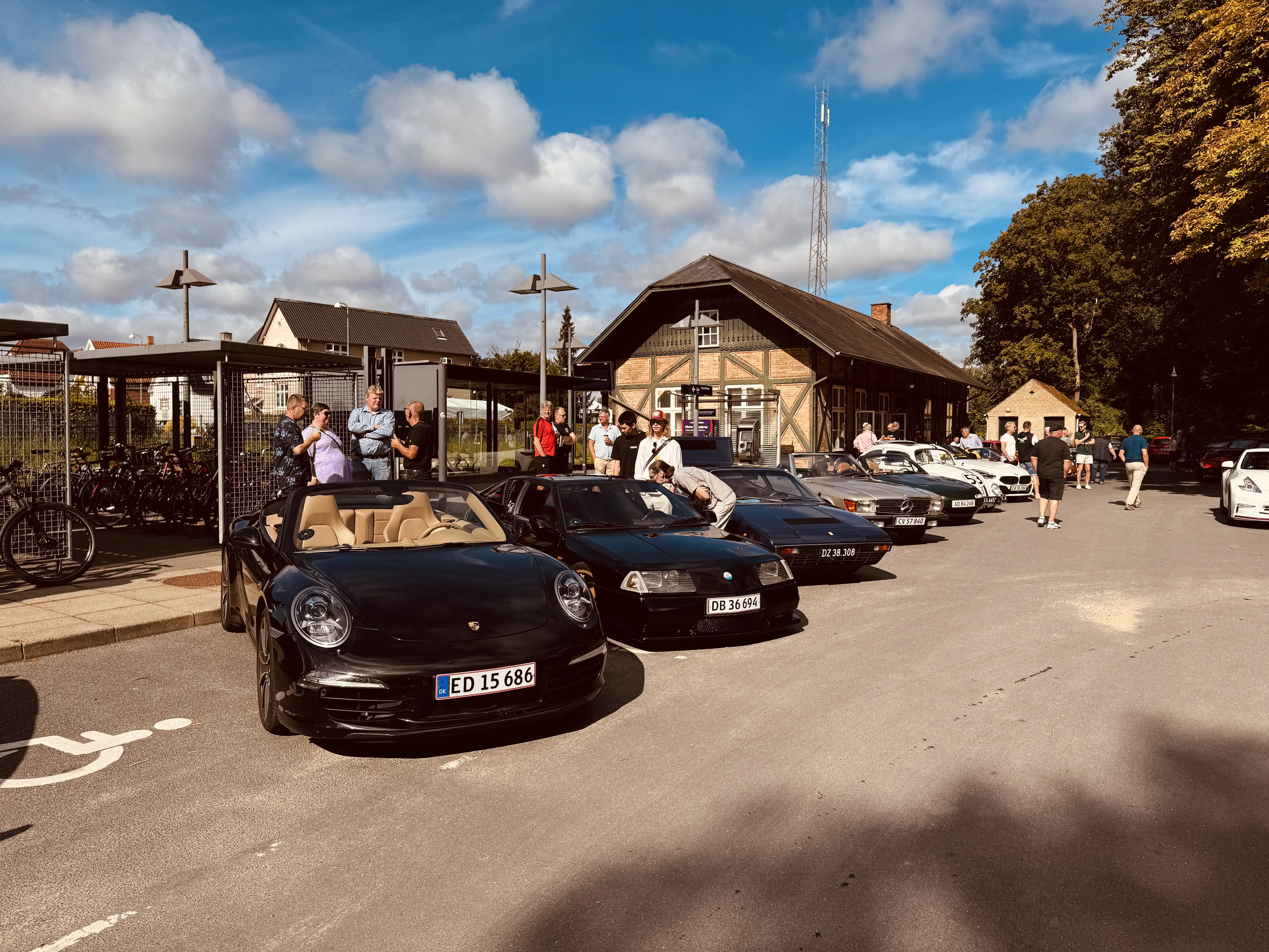 Billede af Cars & Coffee Odense, som holder træf ud for Fruens Bøge Station. Billede af Cars & Coffee Odense, som holder træf ud for Fruens Bøge Station.