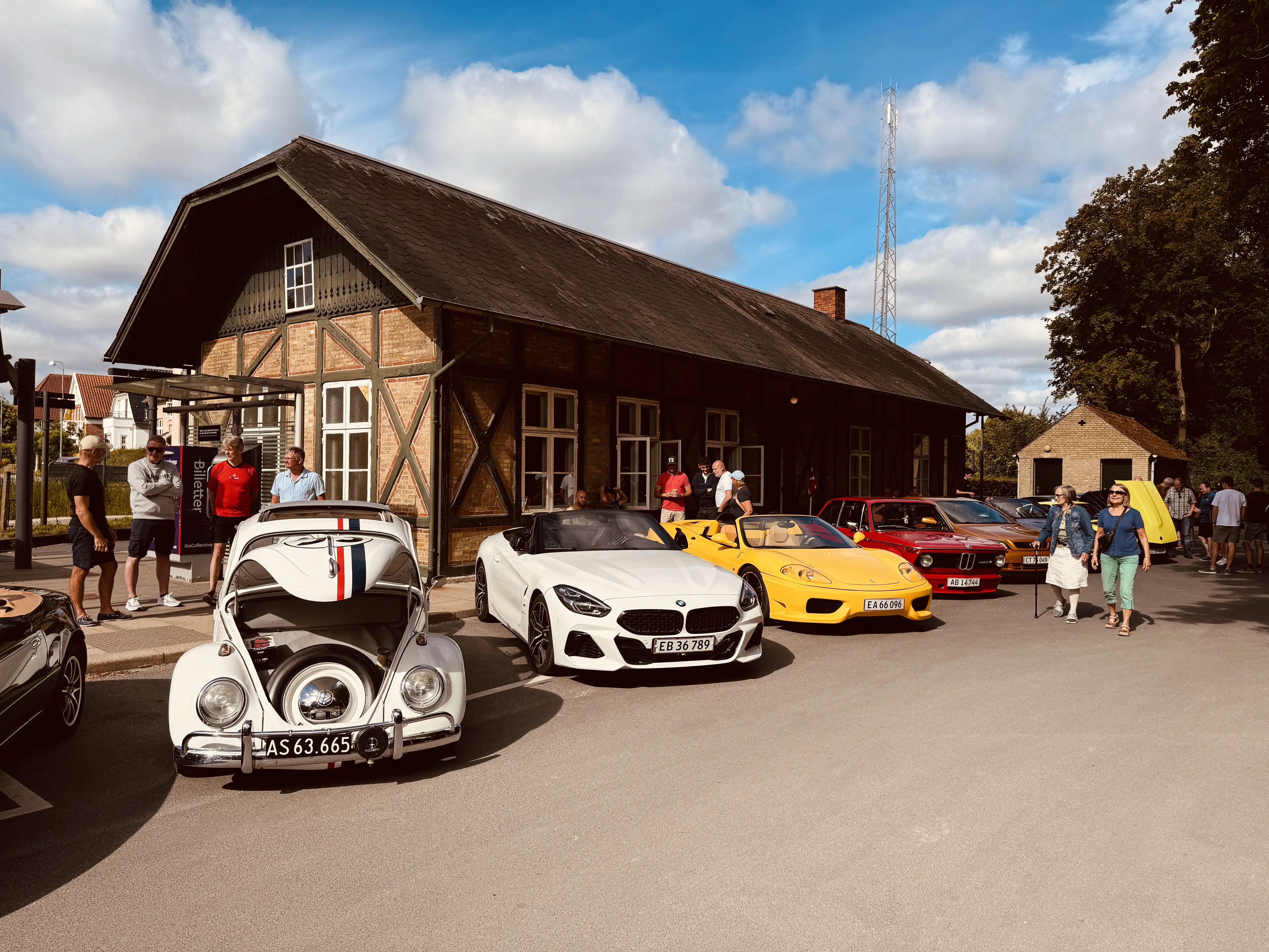 Billede af Cars & Coffee Odense, som holder træf ud for Fruens Bøge Station. Billede af Cars & Coffee Odense, som holder træf ud for Fruens Bøge Station.