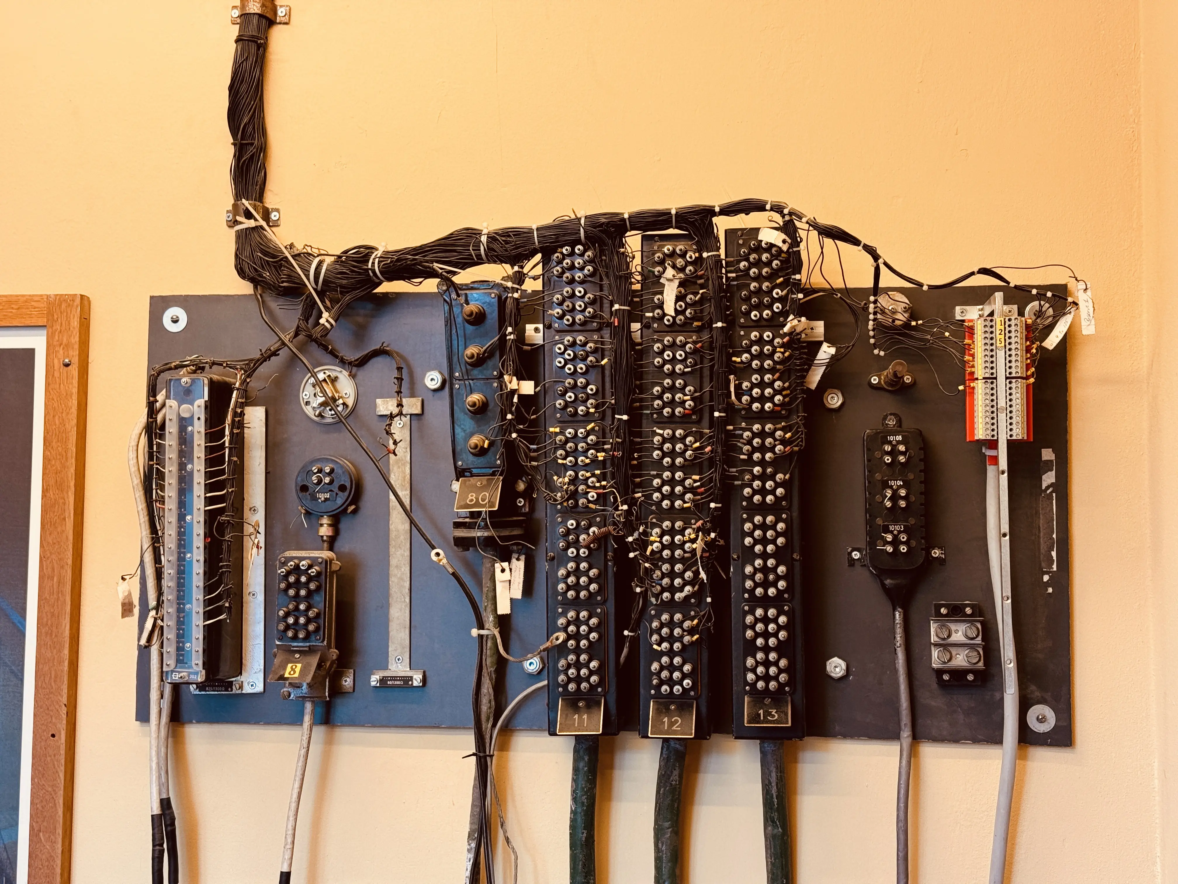 Billede af Café Velodrom, som har bevaret mange af referencerne til Fruens Bøge Station og den tidligere cykelbane. Billede af Café Velodrom, som har bevaret mange af referencerne til Fruens Bøge Station og den tidligere cykelbane.