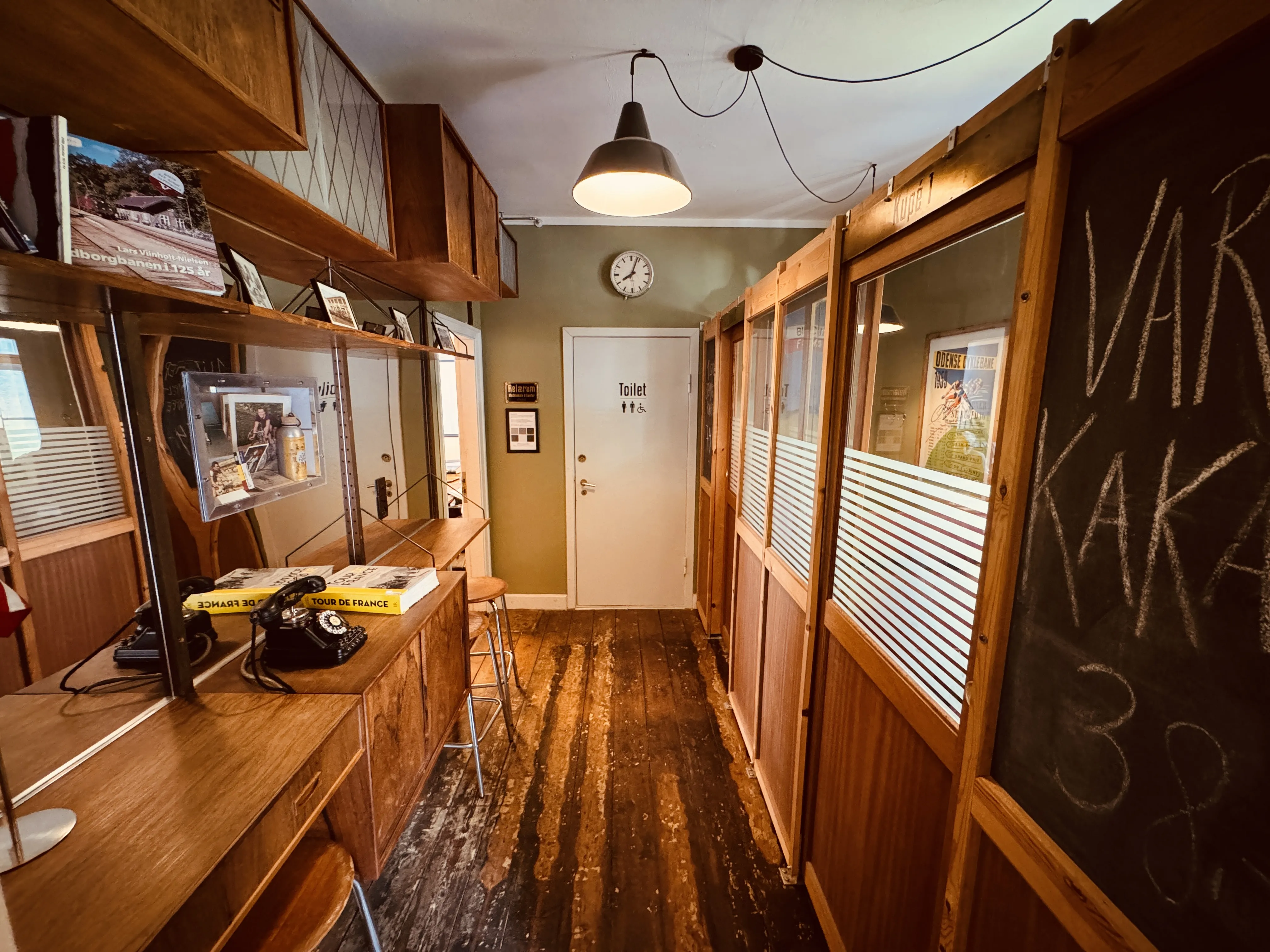 Billede af Café Velodrom, som har bevaret mange af referencerne til Fruens Bøge Station og den tidligere cykelbane. Billede af Café Velodrom, som har bevaret mange af referencerne til Fruens Bøge Station og den tidligere cykelbane.