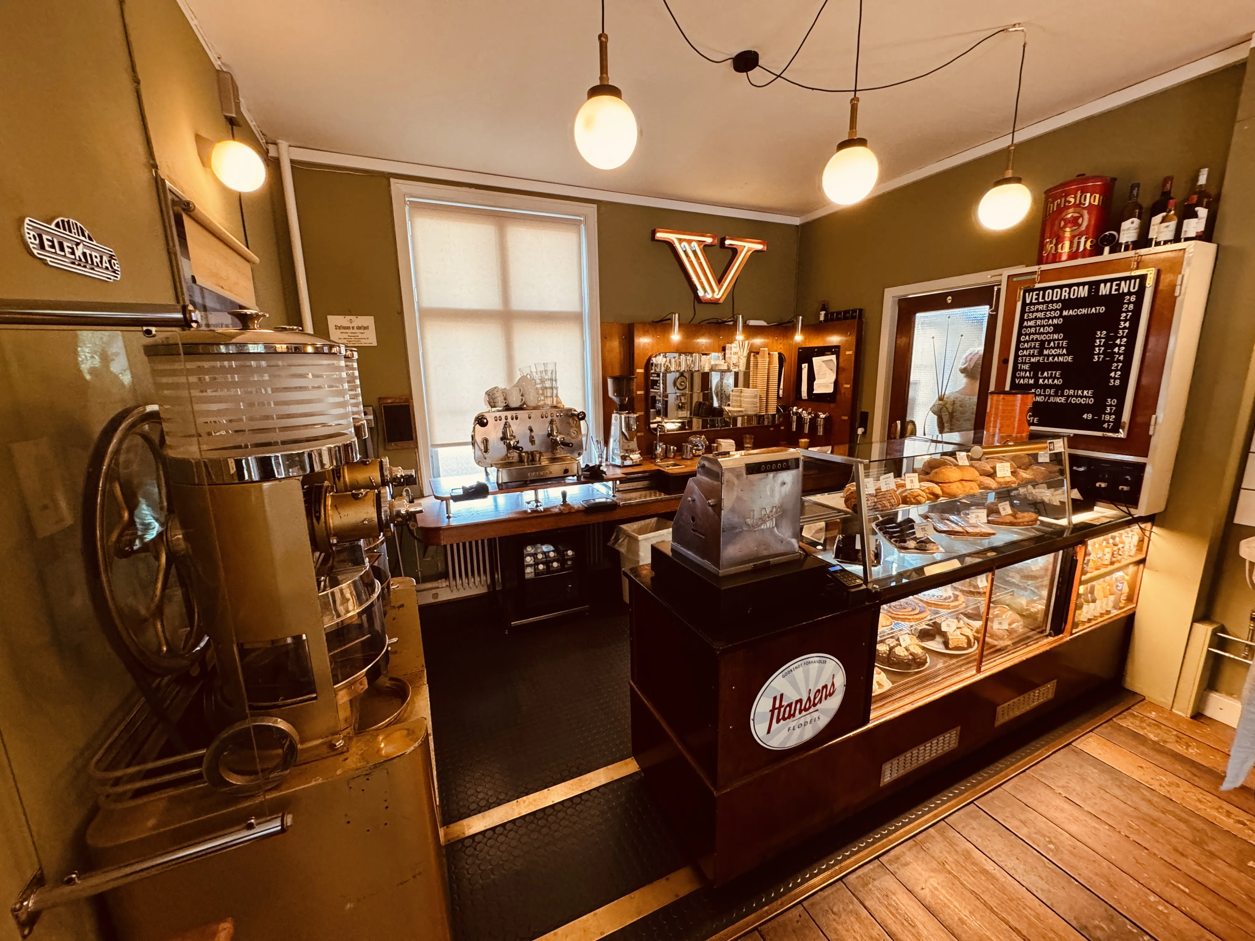 Billede af Café Velodrom, som har bevaret mange af referencerne til Fruens Bøge Station og den tidligere cykelbane. Billede af Café Velodrom, som har bevaret mange af referencerne til Fruens Bøge Station og den tidligere cykelbane.