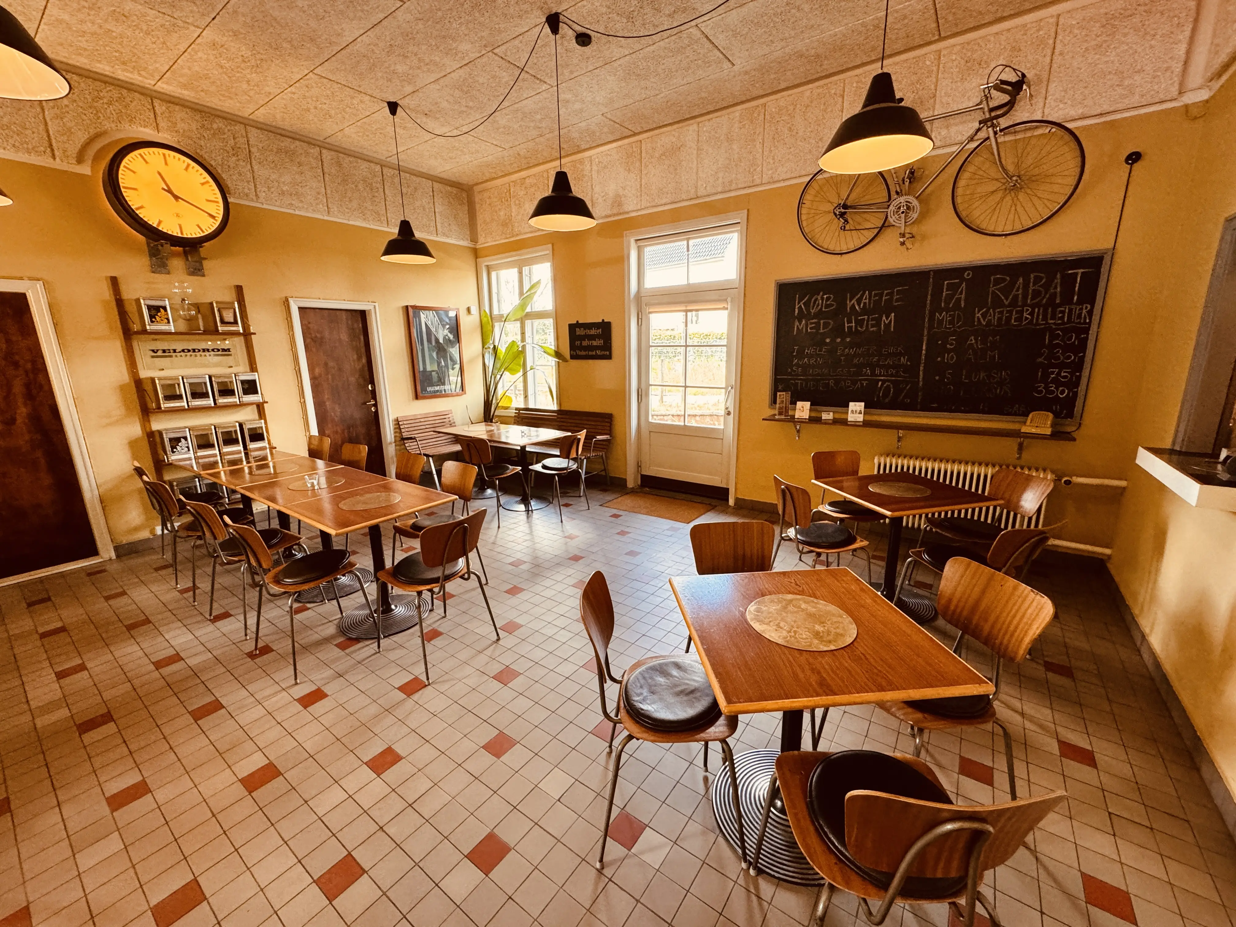 Billede af Café Velodrom, som har bevaret mange af referencerne til Fruens Bøge Station og den tidligere cykelbane. Billede af Café Velodrom, som har bevaret mange af referencerne til Fruens Bøge Station og den tidligere cykelbane.