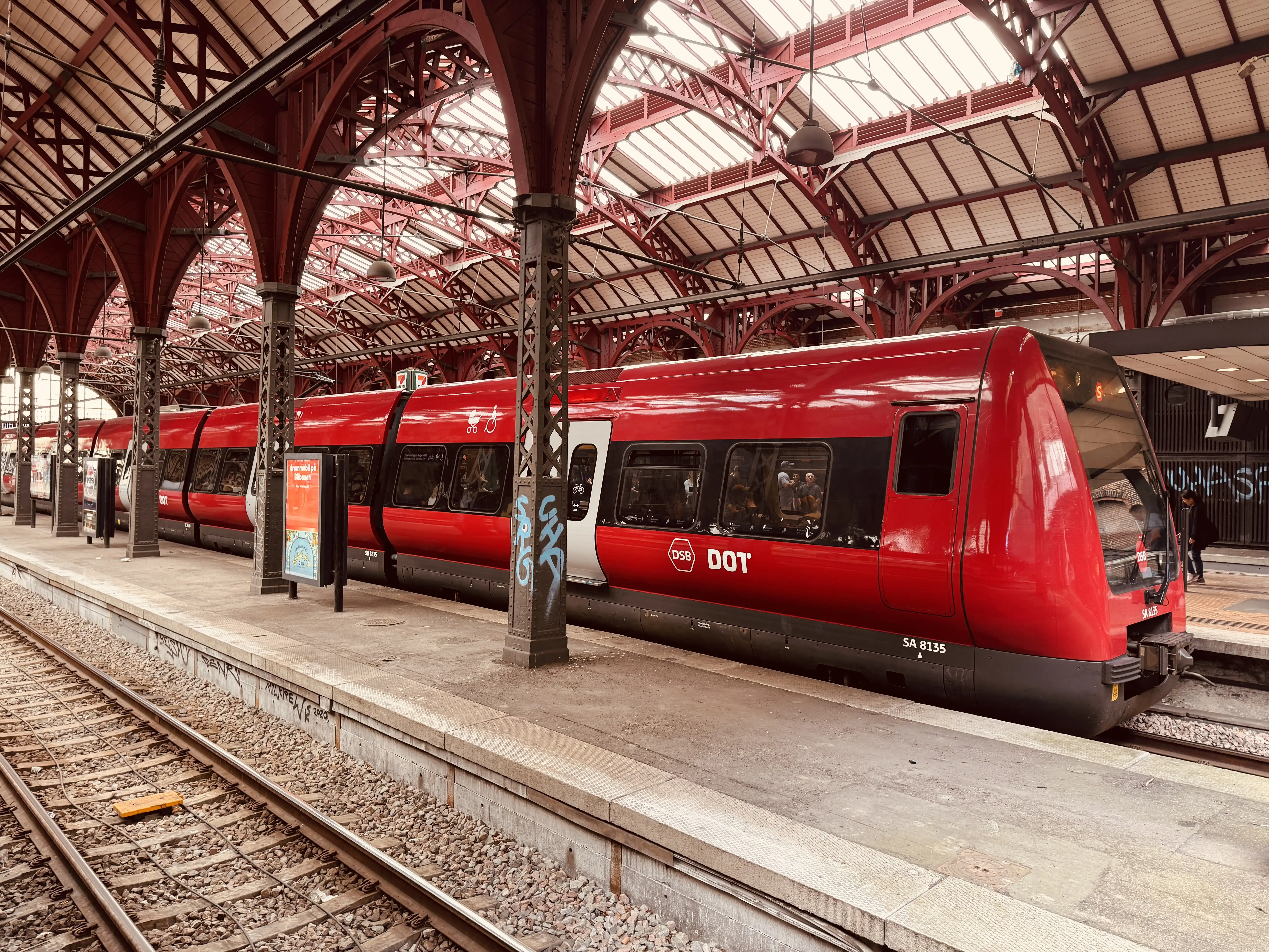 Billede af DSB SA 8135 fotograferet ud for København Hovedbanegård. Billede af DSB SA 8135 fotograferet ud for København Hovedbanegård.