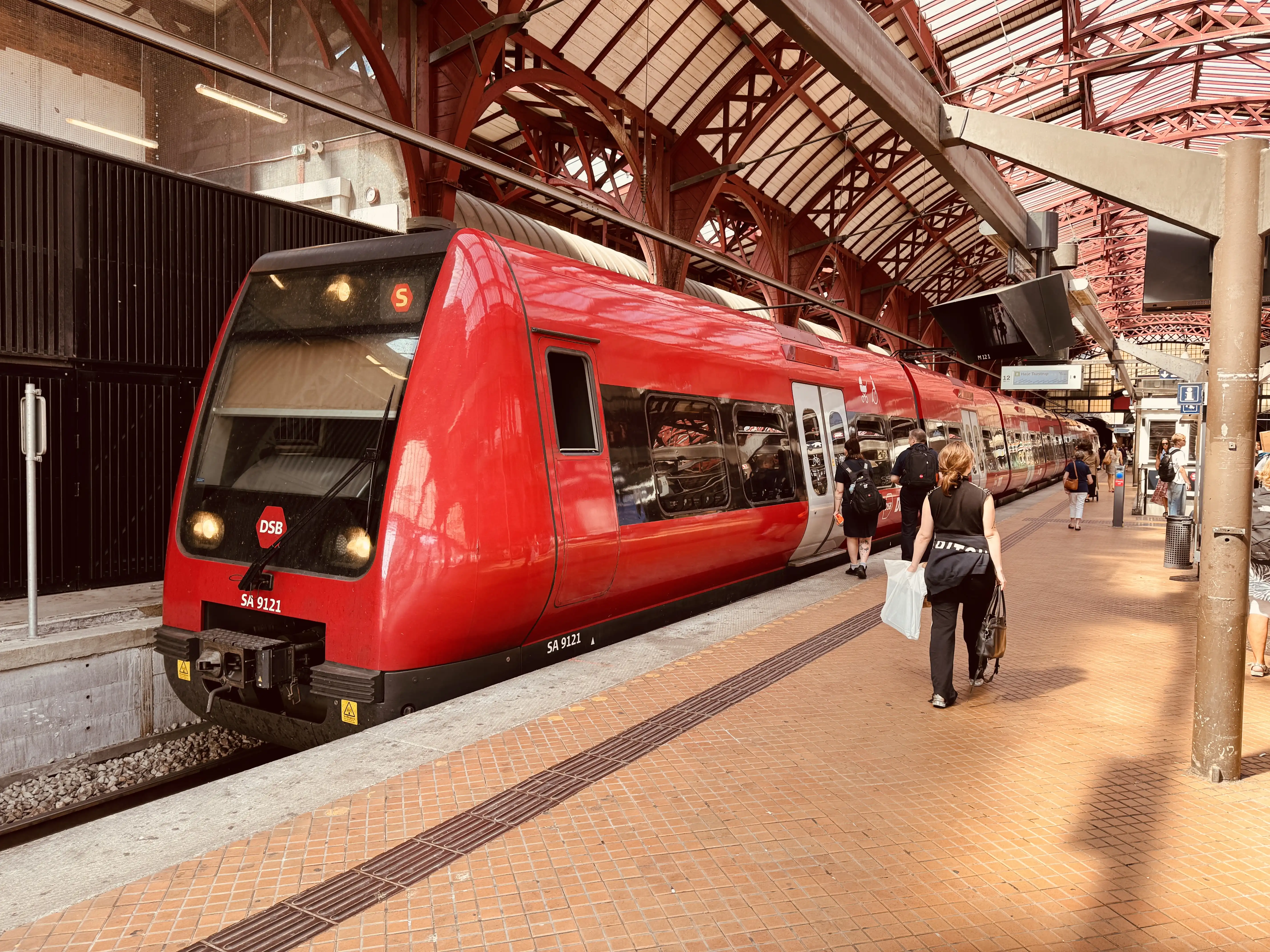 Billede af DSB SA 8121 fotograferet ud for København Hovedbanegård. Billede af DSB SA 8121 fotograferet ud for København Hovedbanegård.