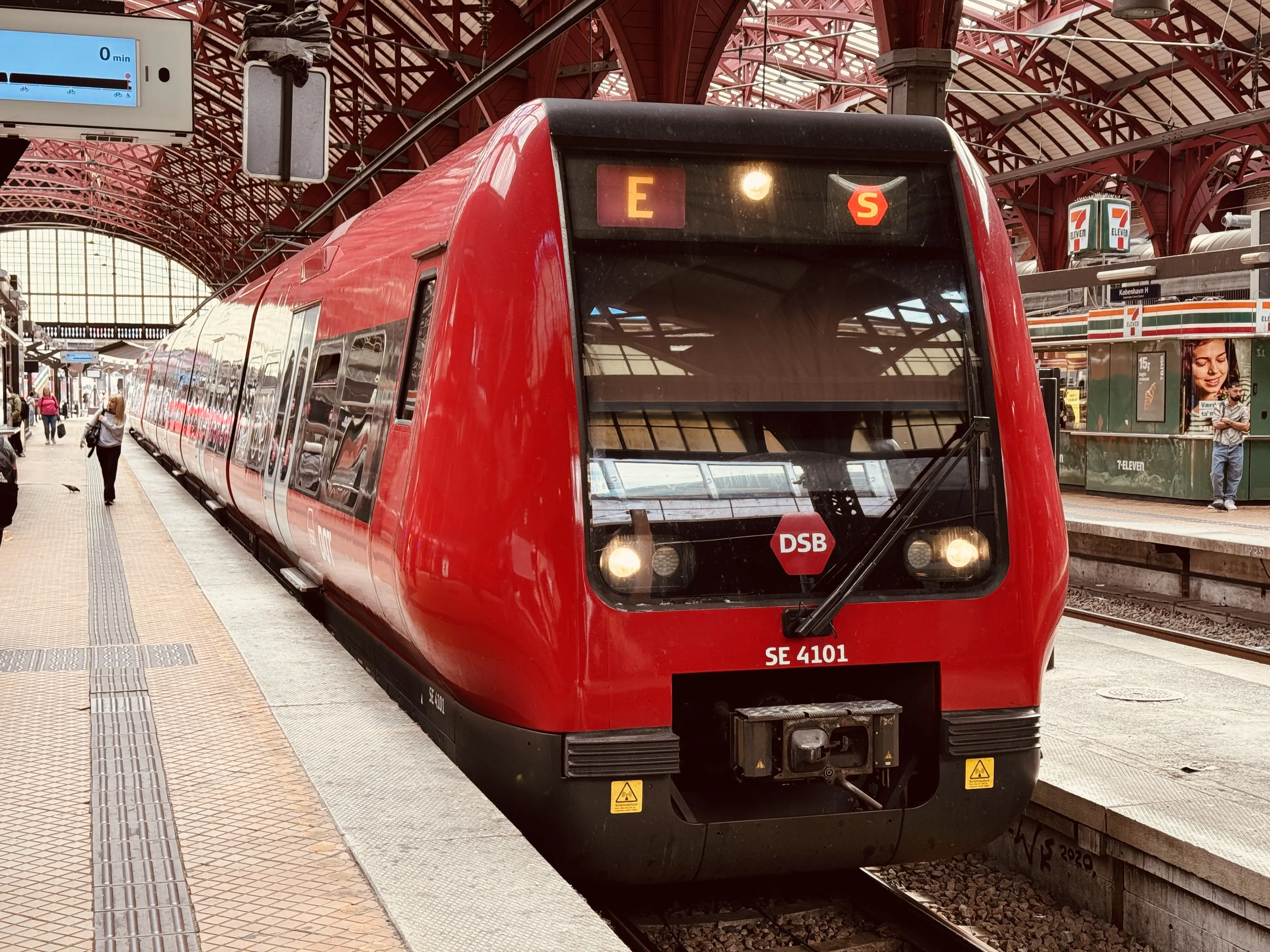 Billede af DSB SE 4101 fotograferet ud for København Hovedbanegård. Billede af DSB SE 4101 fotograferet ud for København Hovedbanegård.