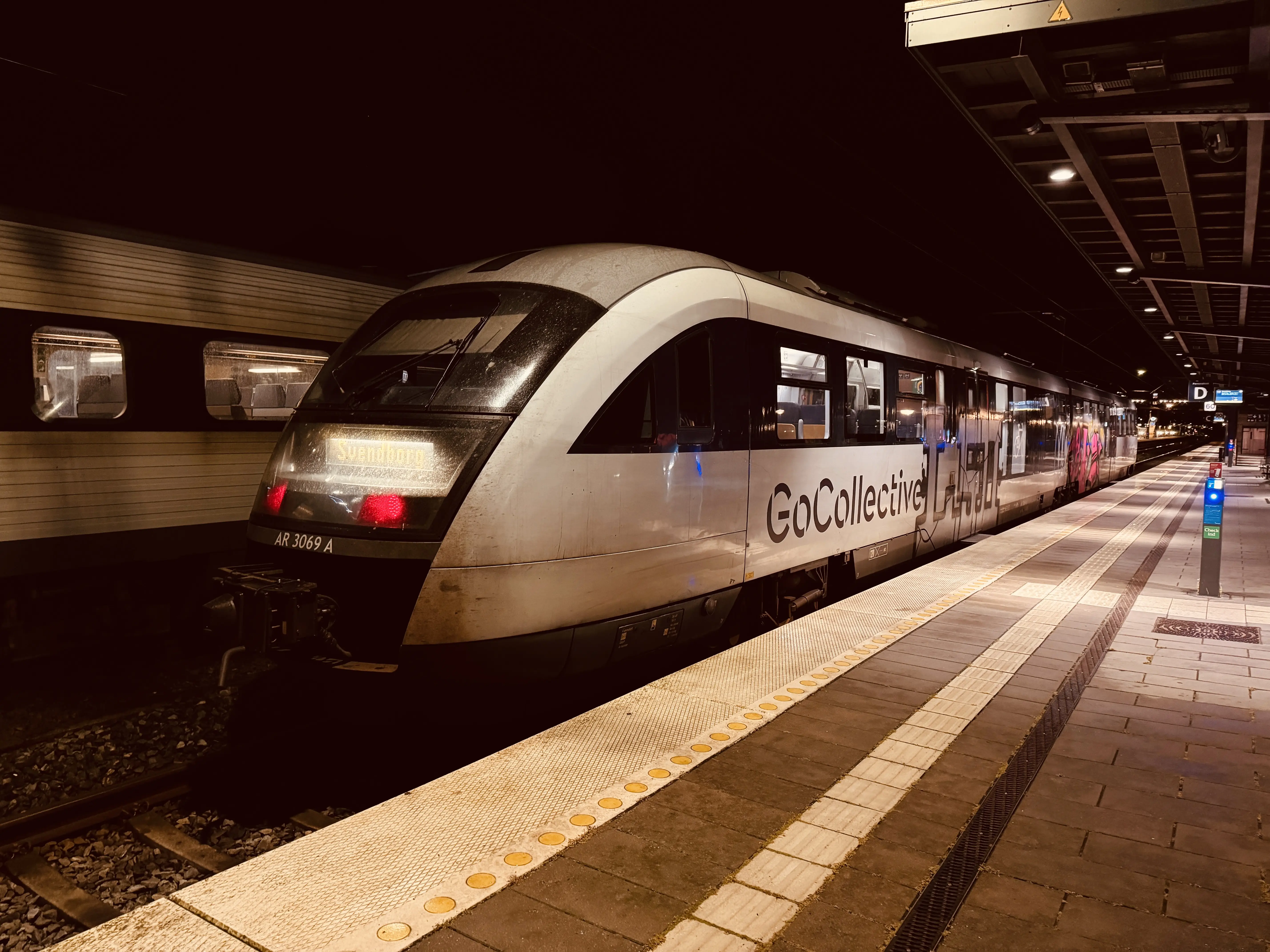 Billede af GoCollective AR 3069, tidligere DSB MQ 4119-4919 fotograferet ud for Odense Banegård Center. Billede af GoCollective AR 3069, tidligere DSB MQ 4119-4919 fotograferet ud for Odense Banegård Center.