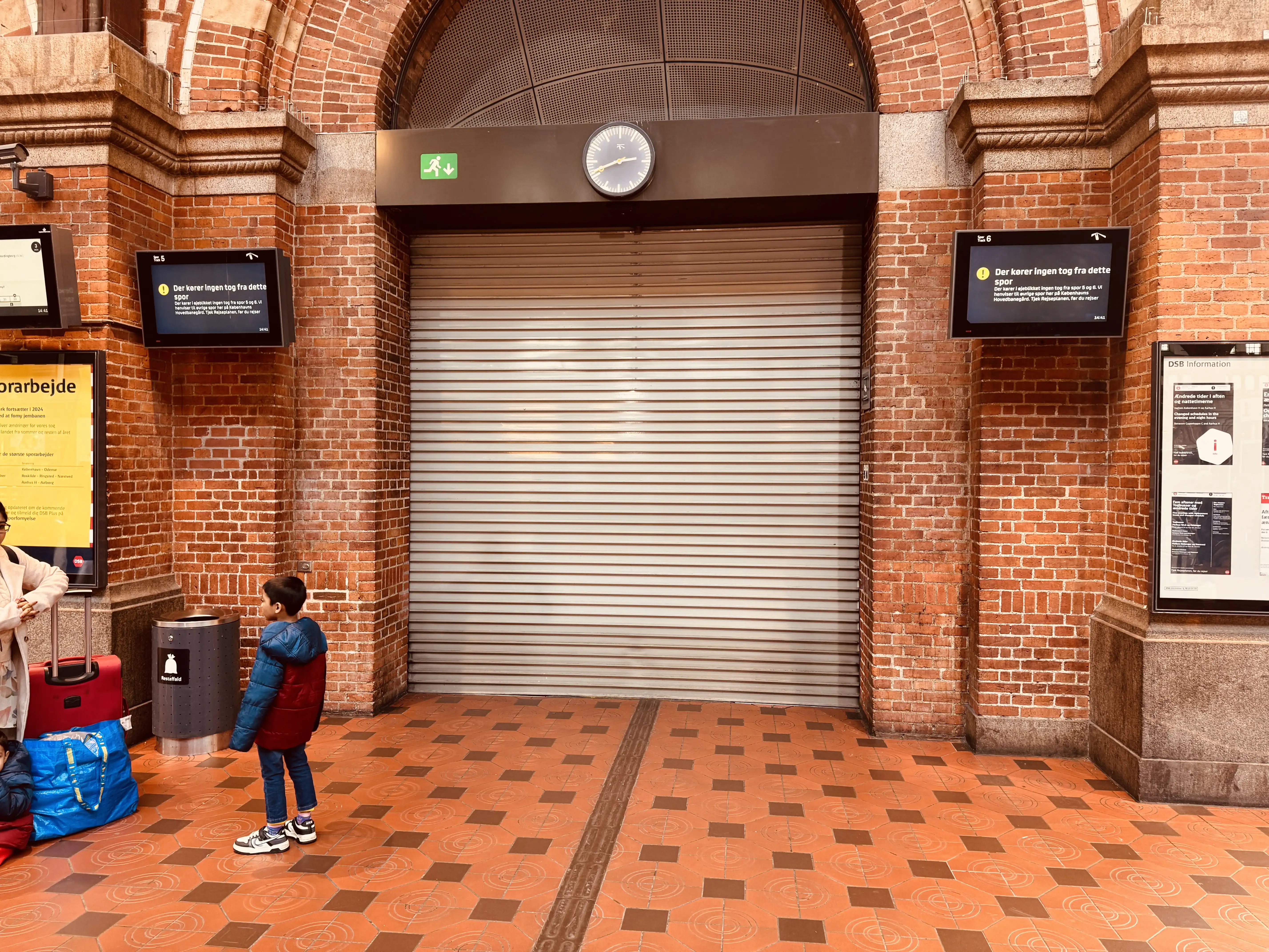 Billede af København Hovedbanegård, hvor der er spærret ned til spor 5 og 6 pga. igangværende Politiarbejde efter fund af mistænkelig genstand. Billede af København Hovedbanegård, hvor der er spærret ned til spor 5 og 6 pga. igangværende Politiarbejde efter fund af mistænkelig genstand.