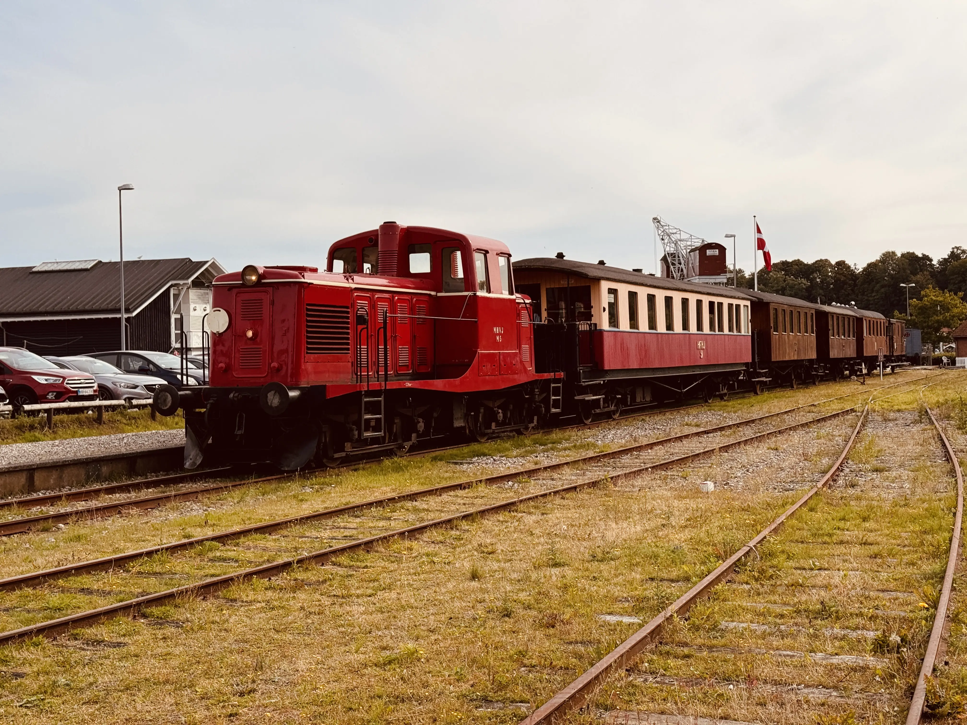 Det historiske MHVJ M5 Diesellokomotiv afventer afgang fra Mariager Station.