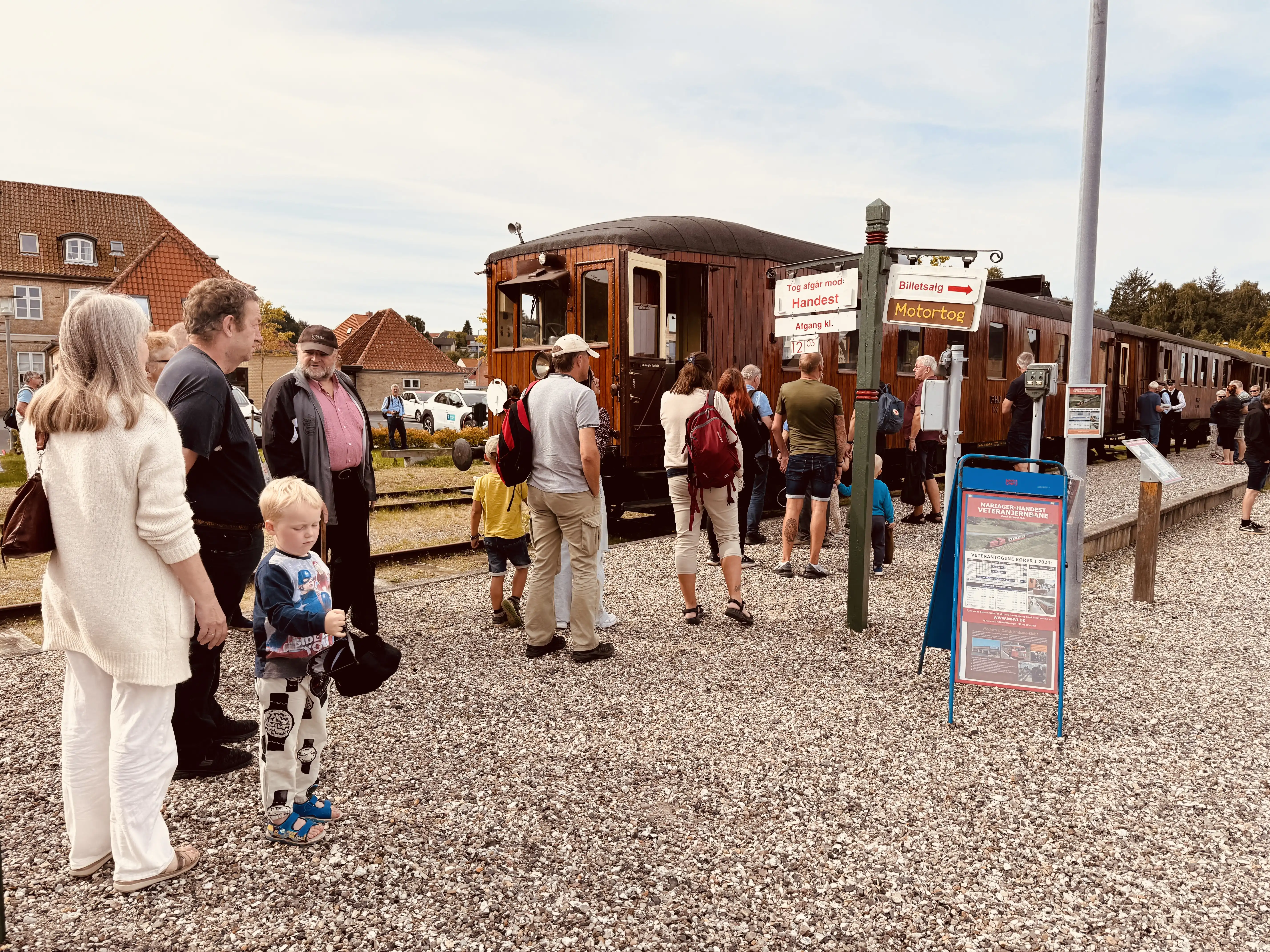 Der var mange mennesker mødt op til "ELRO Dagen" og veterantoget tiltrak alle aldersgrupper.