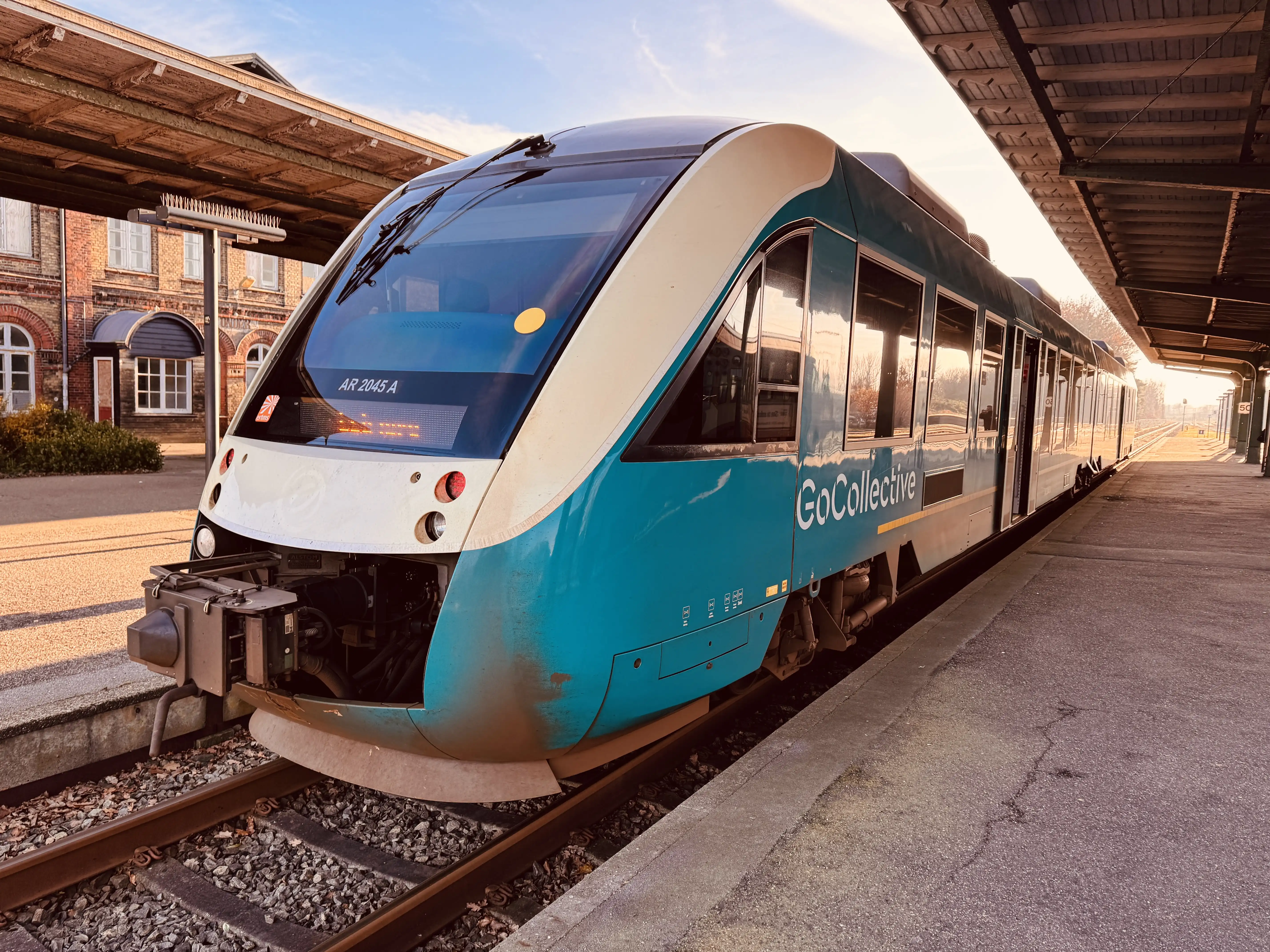 Billede af GoCollective AR 2045, tidligere ARRIVA AR 2045 fotograferet ud for Tønder H Station. Billede af GoCollective AR 2045, tidligere ARRIVA AR 2045 fotograferet ud for Tønder H Station.