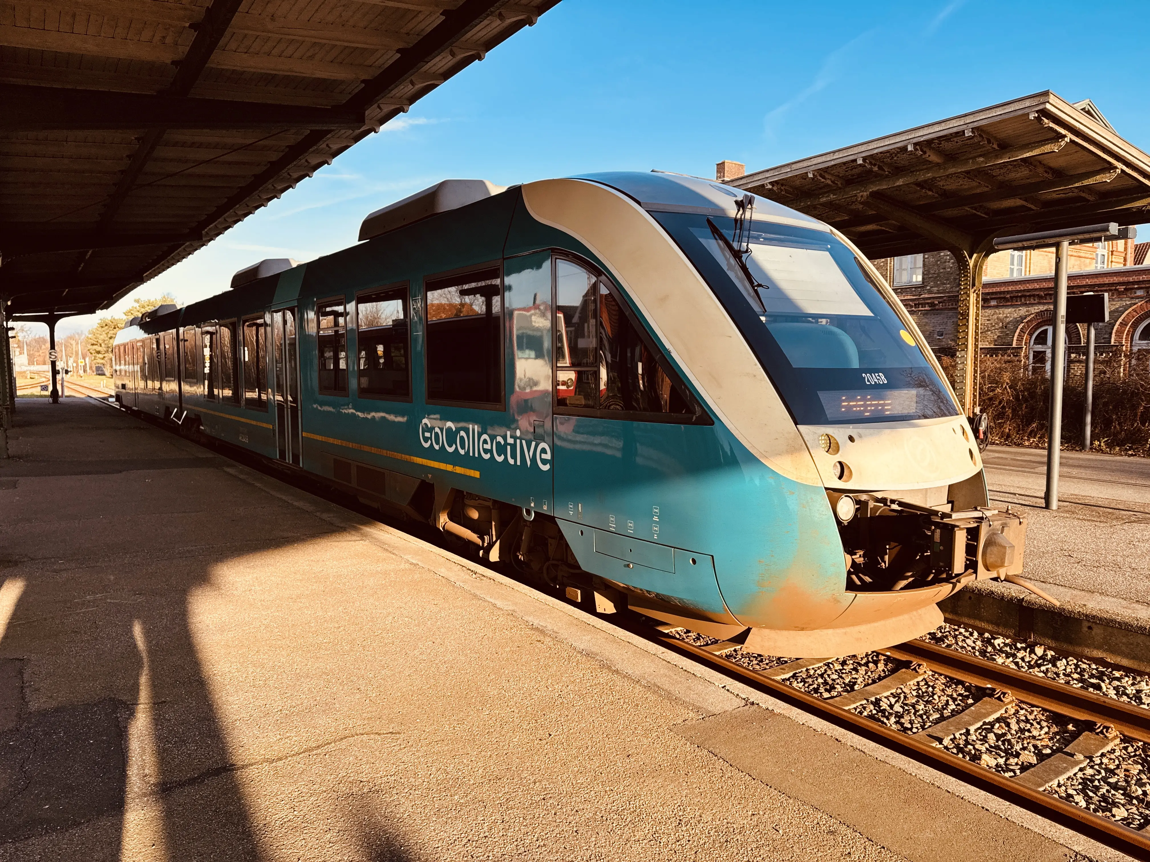 Billede af GoCollective AR 2045, tidligere ARRIVA AR 2045 fotograferet ud for Tønder H Station. Billede af GoCollective AR 2045, tidligere ARRIVA AR 2045 fotograferet ud for Tønder H Station.