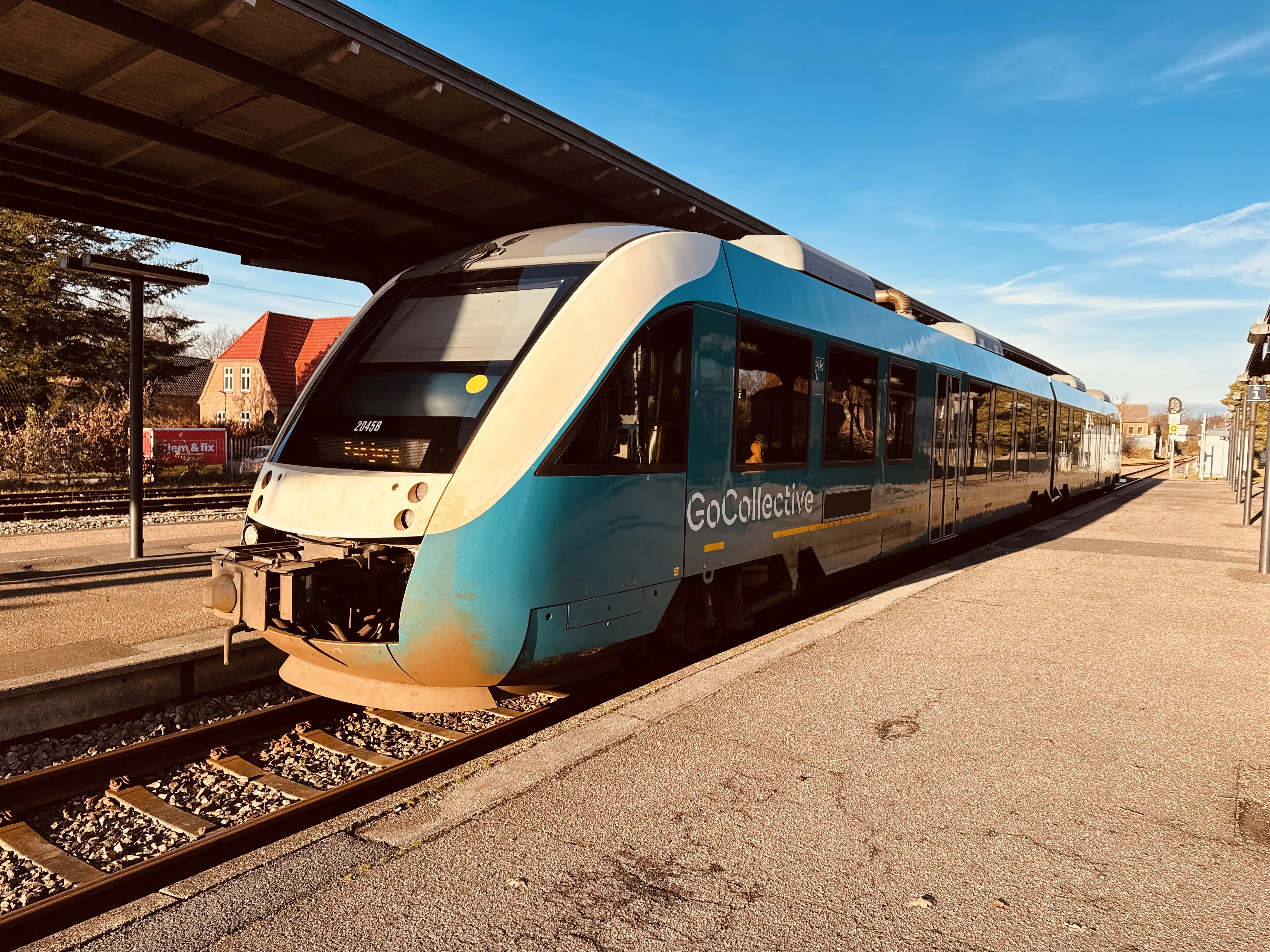 Billede af GoCollective AR 2045, tidligere ARRIVA AR 2045 fotograferet ud for Tønder H Station. Billede af GoCollective AR 2045, tidligere ARRIVA AR 2045 fotograferet ud for Tønder H Station.