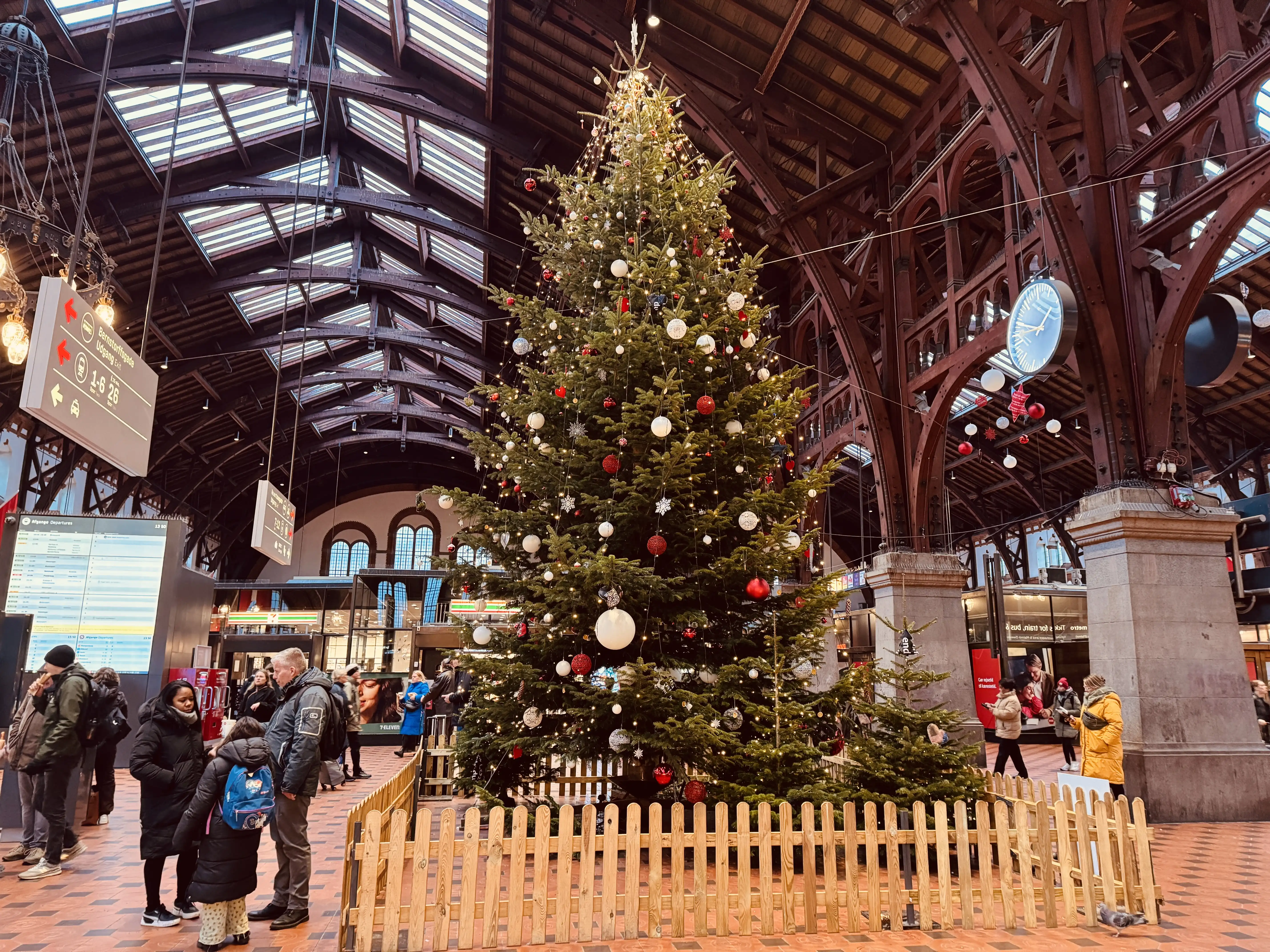 Billede af juletræet på København Hovedbanegård - julen 2024. Billede af juletræet på København Hovedbanegård - julen 2024.