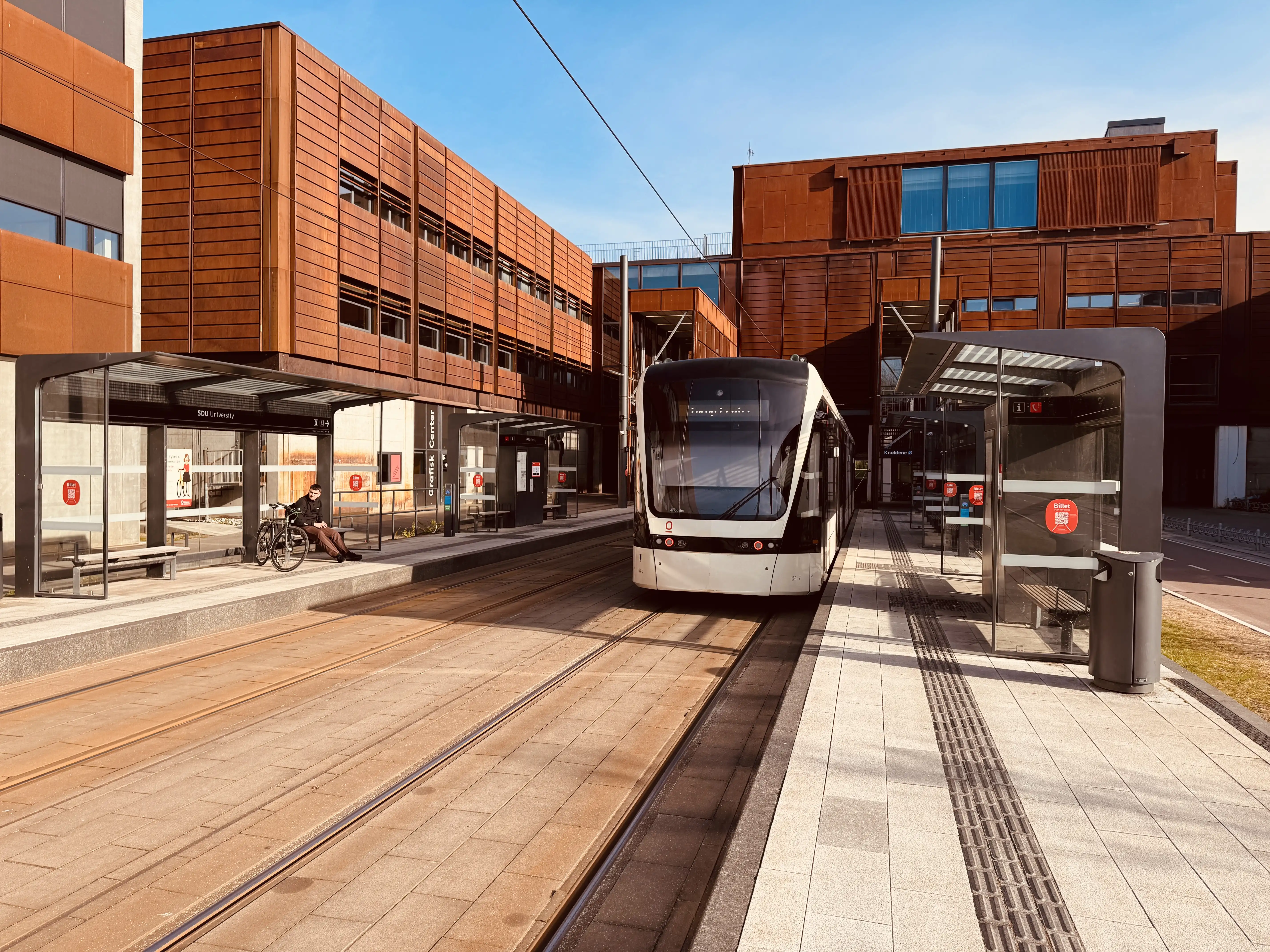 Billede af SDU Letbanestation. Billede af SDU Letbanestation.