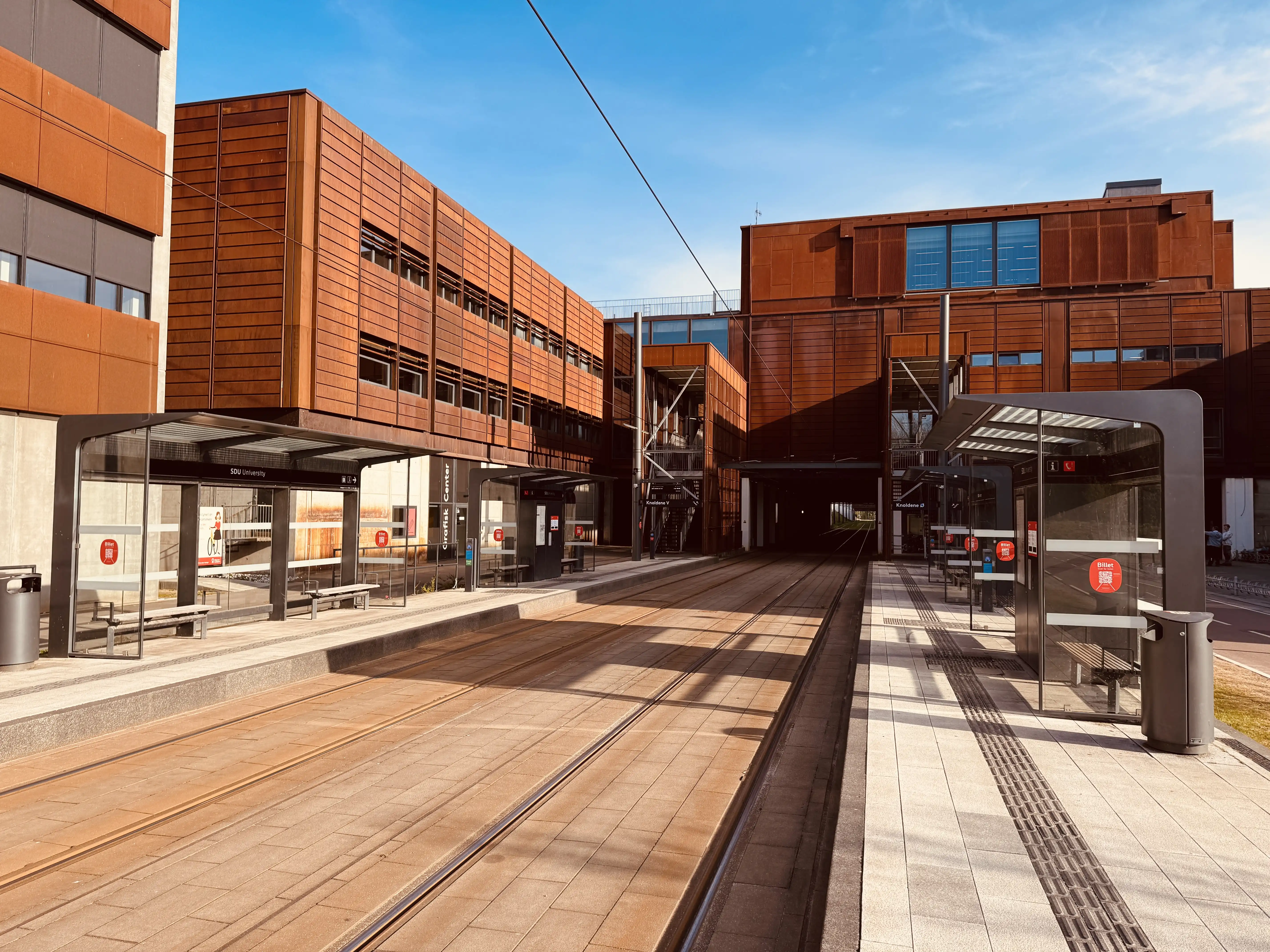 Billede af SDU Letbanestation. Billede af SDU Letbanestation.