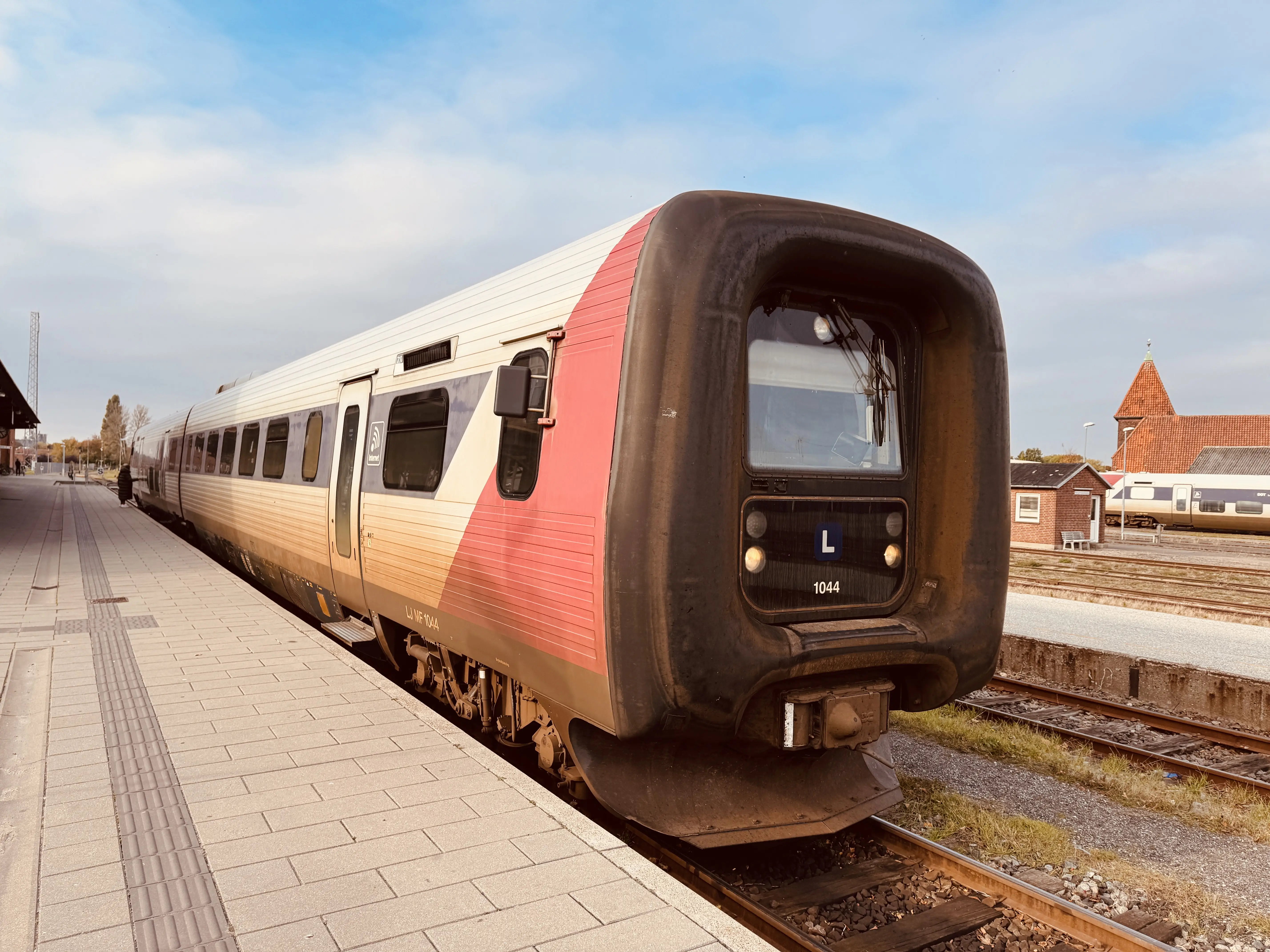 Billede af LT MF 1044, tidligere GDS-HFHJ MF 1044 fotograferet ud for Nakskov Station.