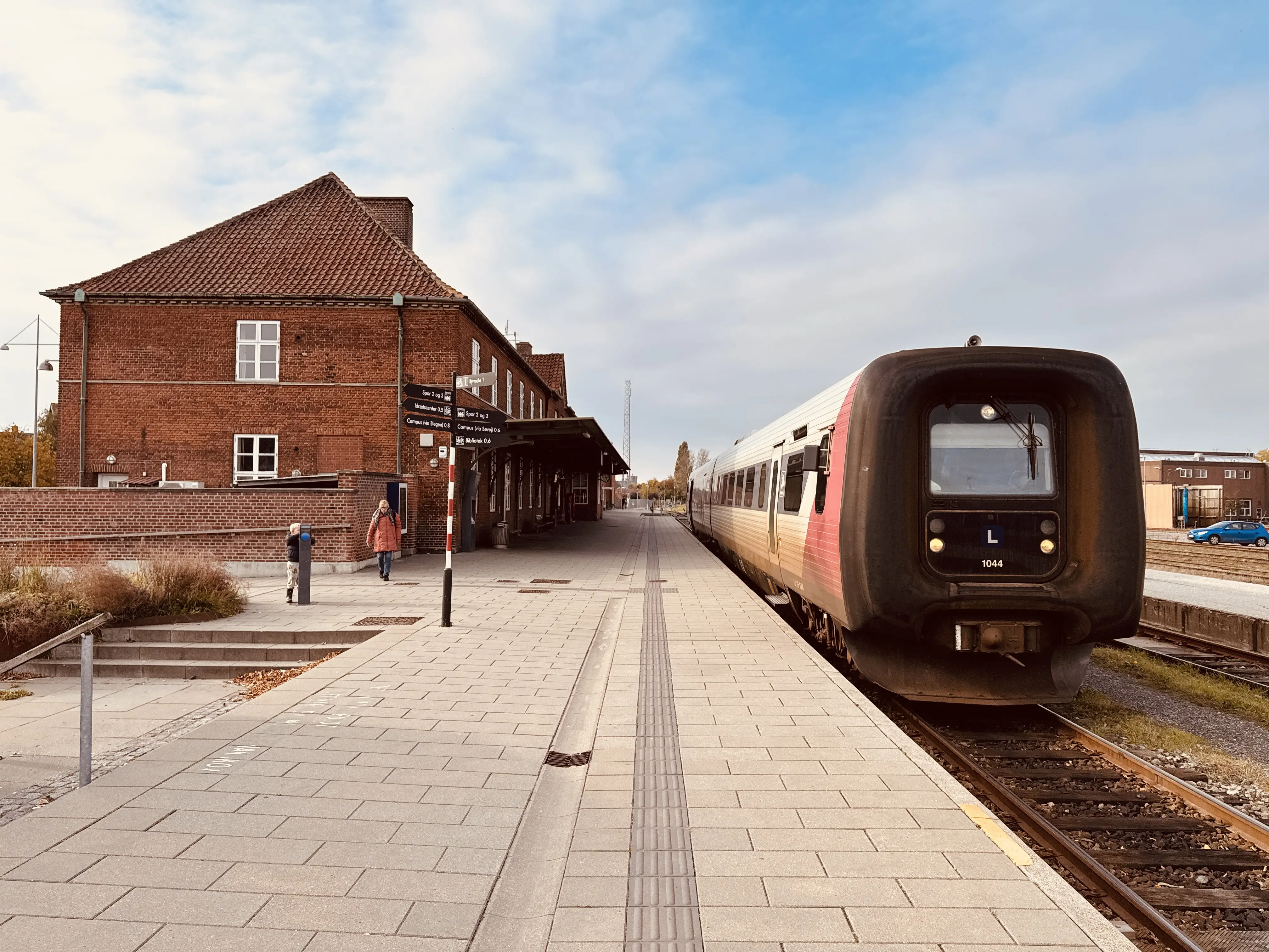 Billede af LT MF 1044, tidligere GDS-HFHJ MF 1044 fotograferet ud for Nakskov Station.